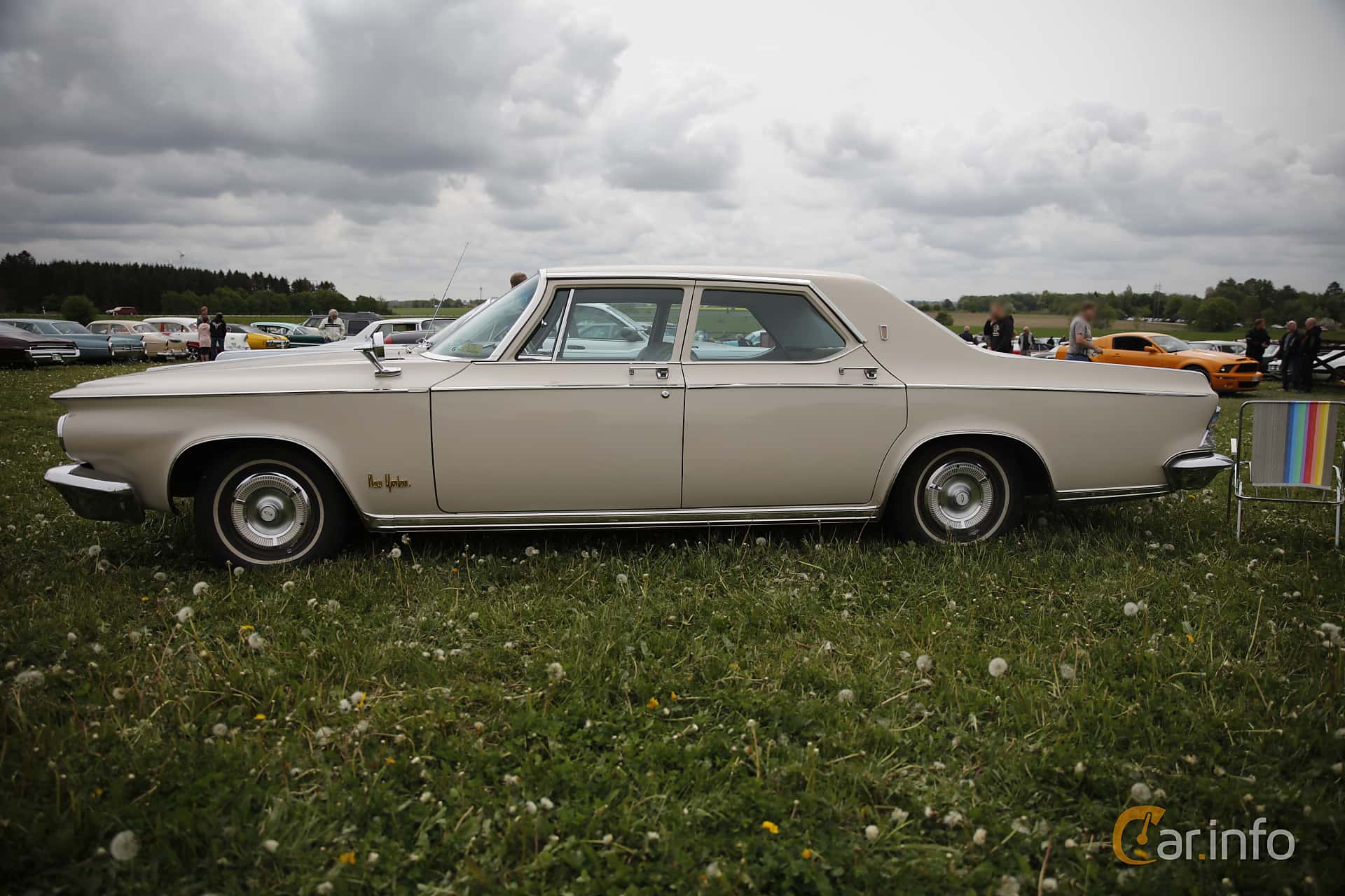Chrysler New Yorker Sedan 6.8 V8 TorqueFlite, 3-speed