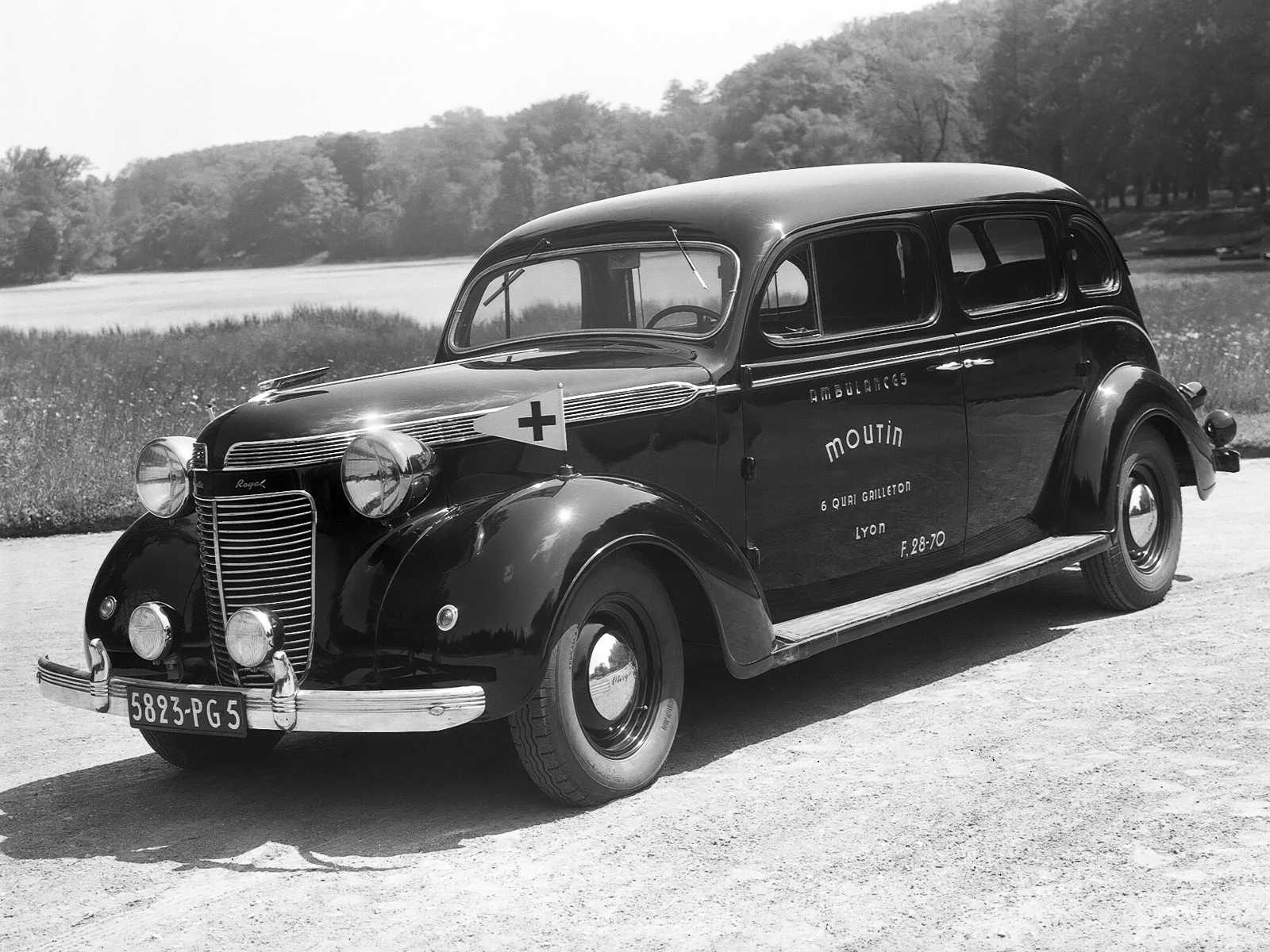 Chrysler Royal 4-door Sedan 3.7 Manual, 94hp, 1937