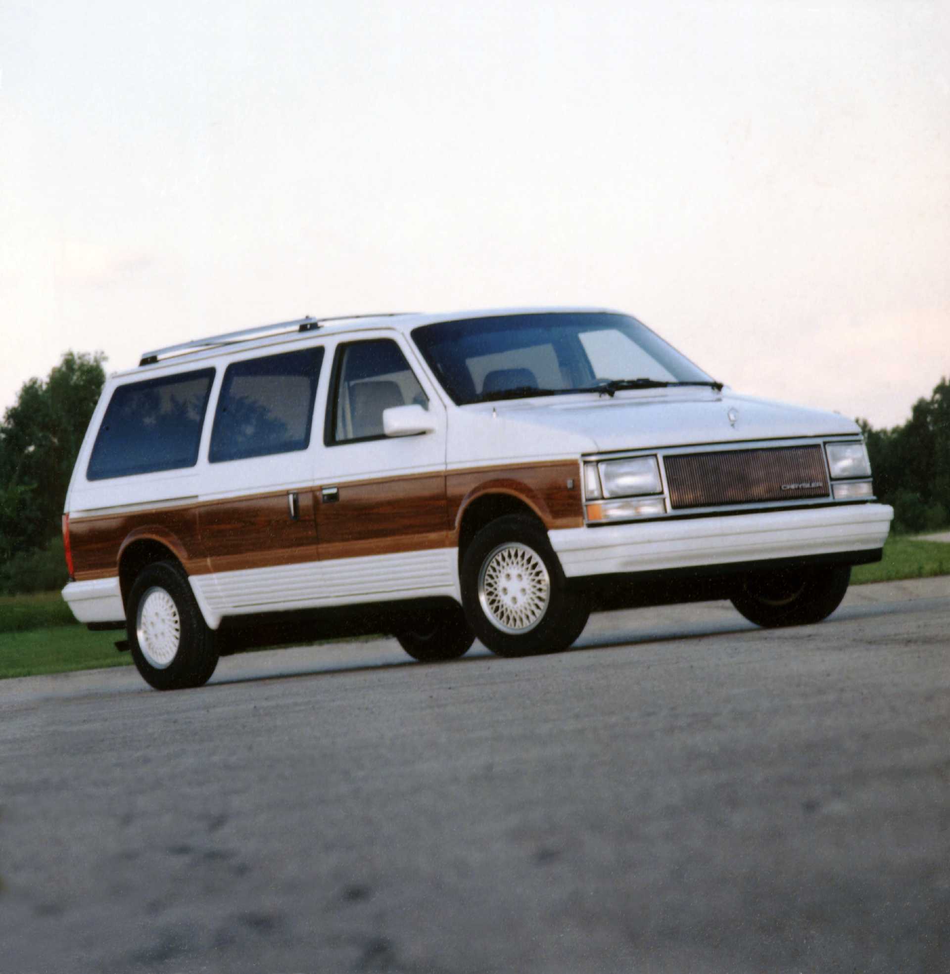 Chrysler Town & Country 3.3 V6 Automatic, 152hp, 1990