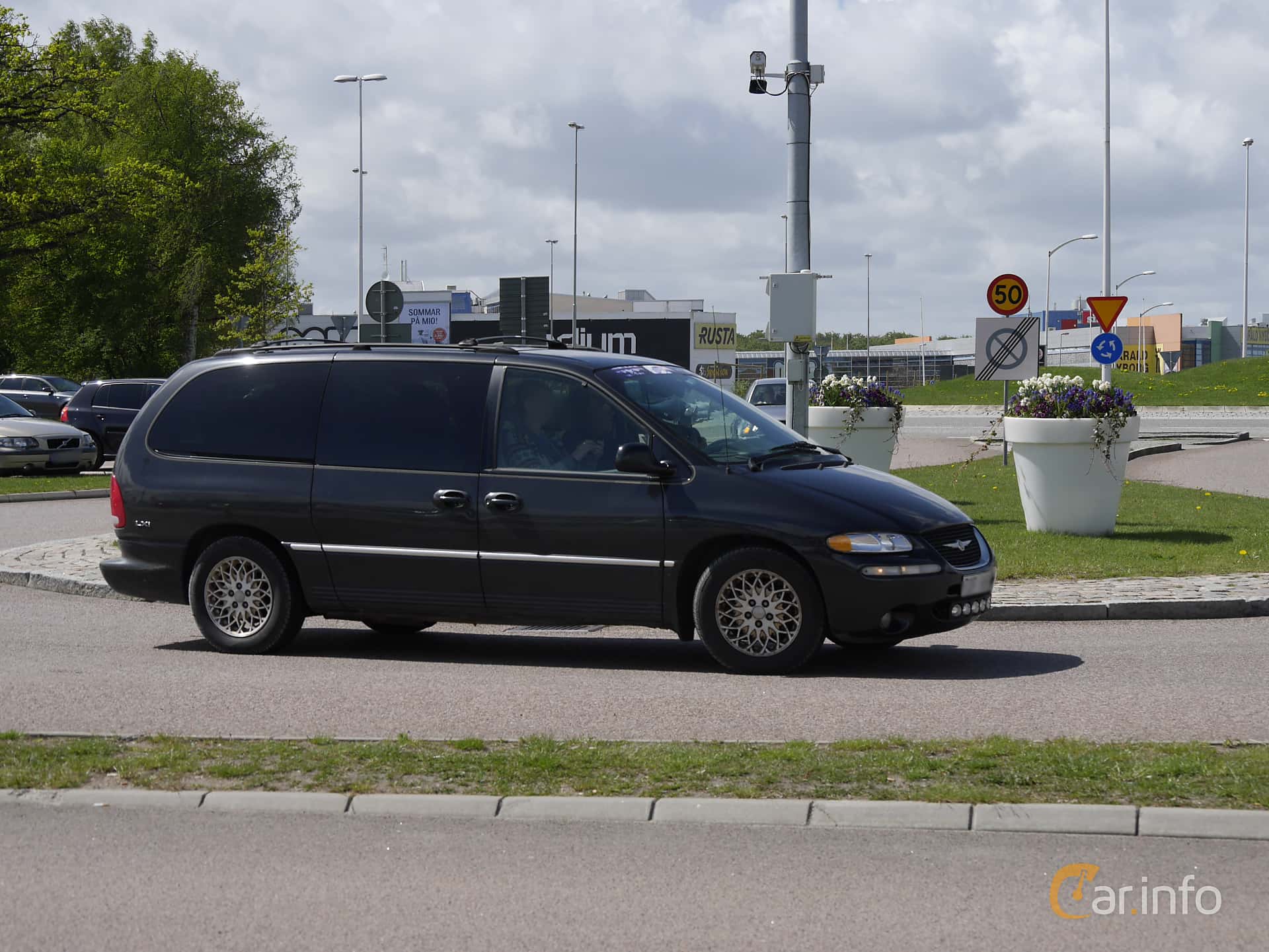 Chrysler Town & Country LWB 3.8 V6 Automatic, 182hp, 1998