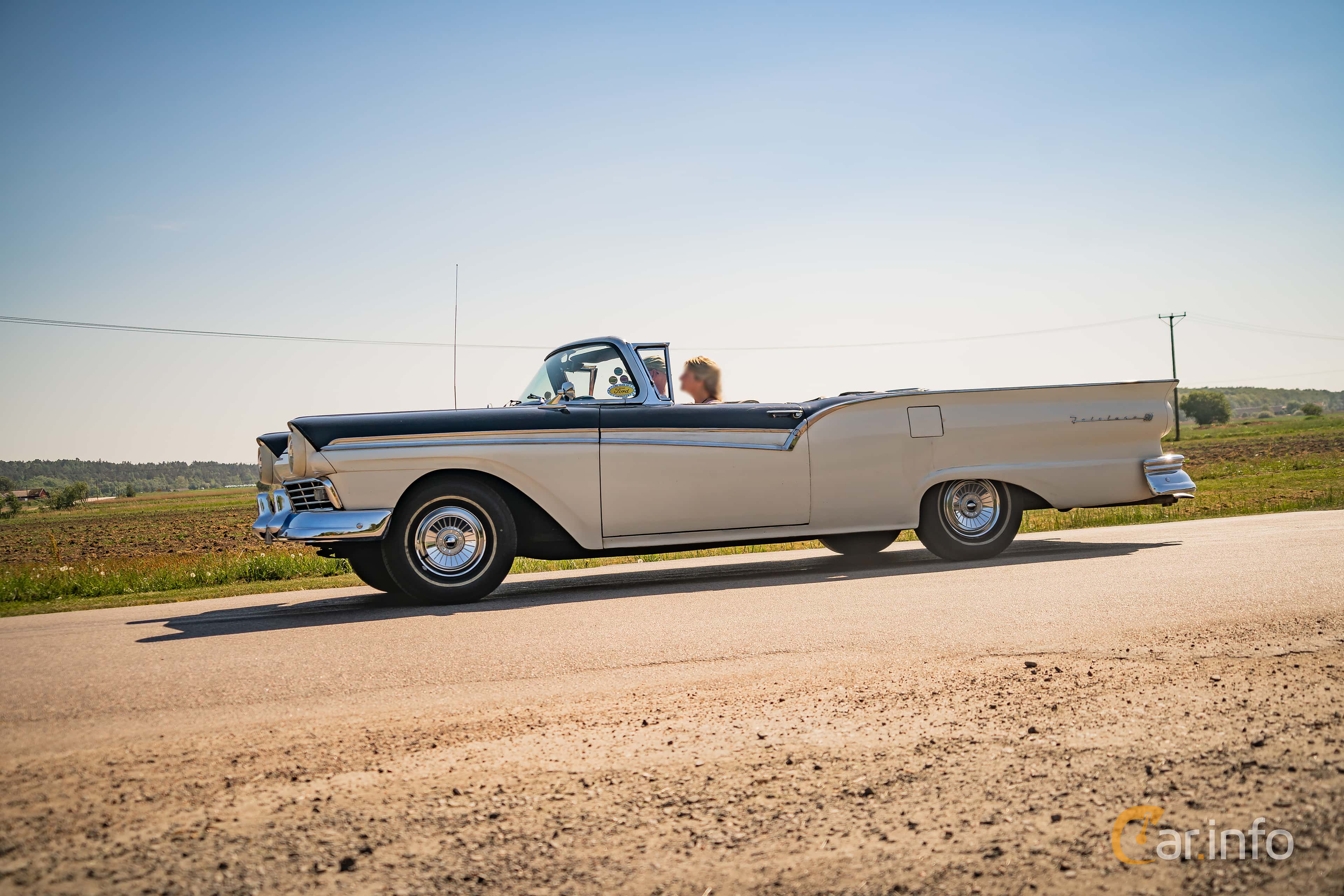 Ford Fairlane 500 Skyliner 4.8 V8 215hp, 1957