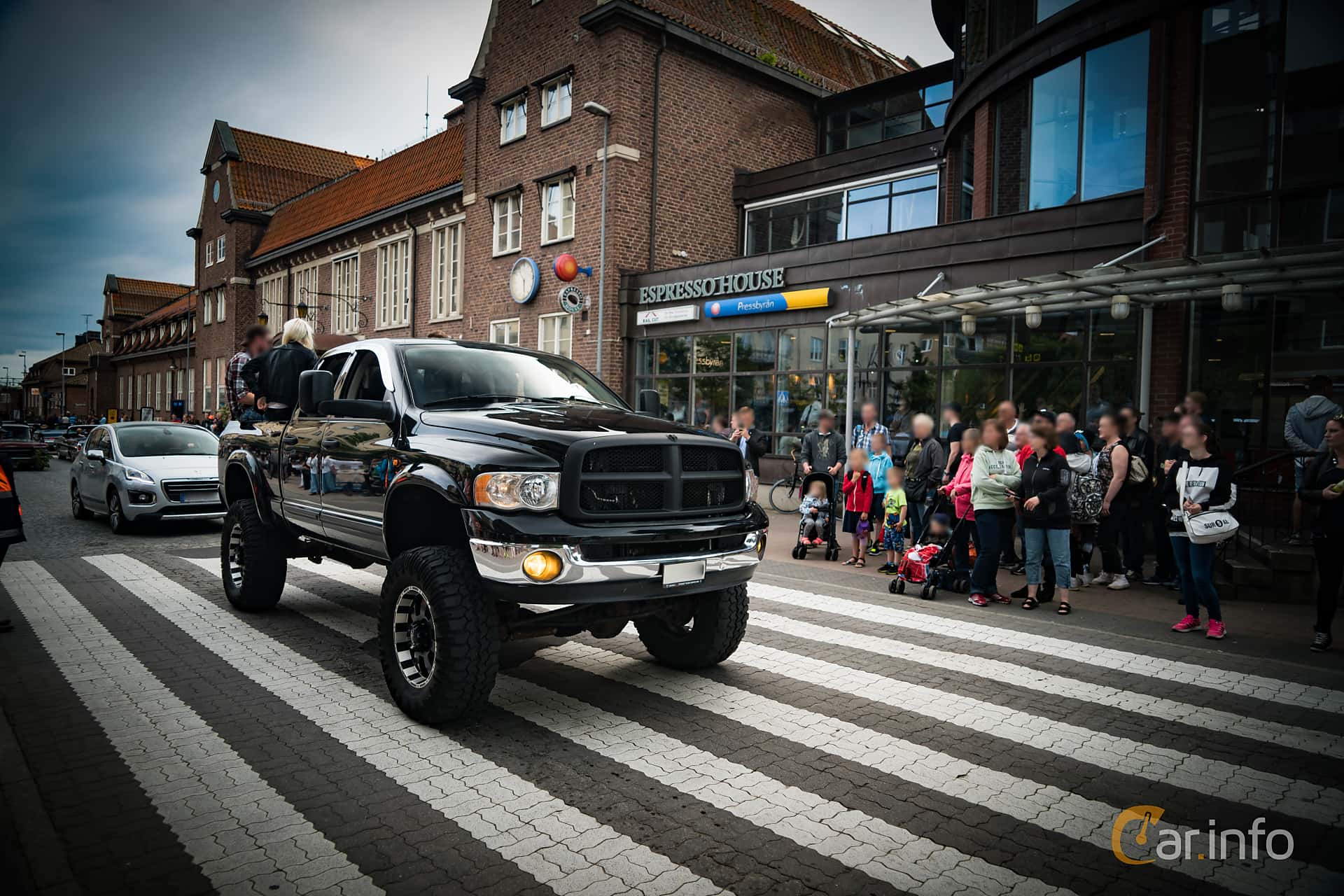 Dodge Ram 2500 Quad Cab 5.9 4WD  Automatic, 329hp, 2005
