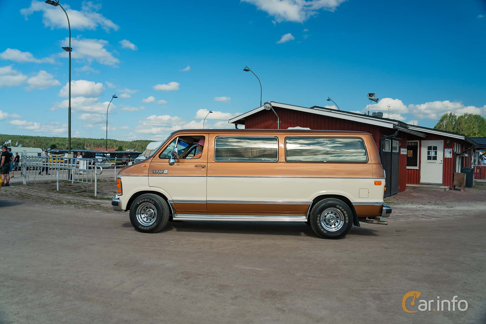 Dodge Ram B250 Wagon 3.9 V6 EFI TorqueFlite, 126hp, 1990