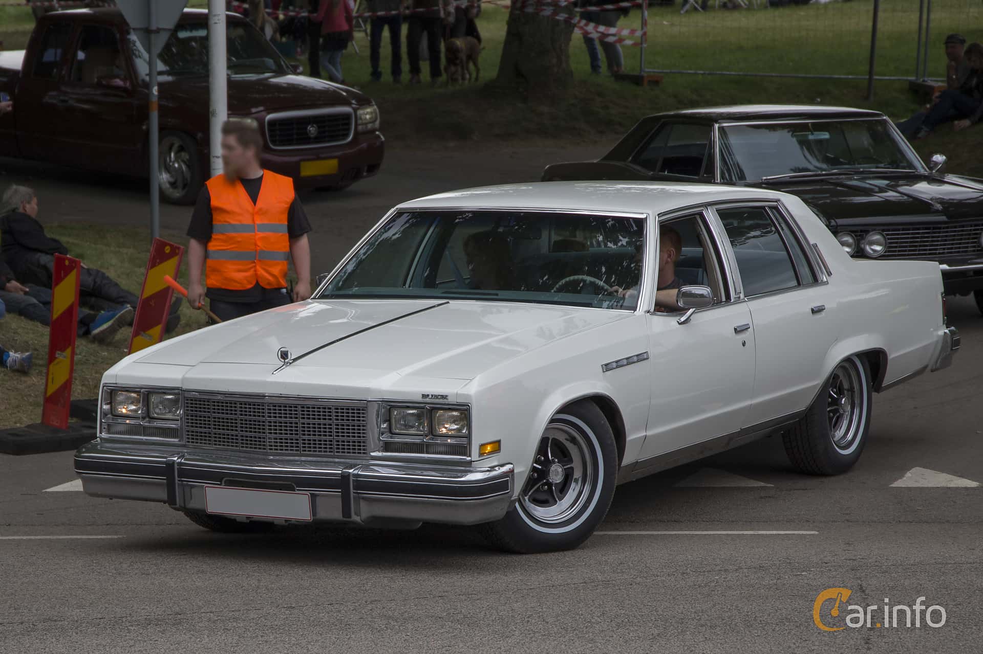 Buick Electra Sedan 3rd Generation 1st Facelift 5.7 V8 Hydra-Matic, 3-speed