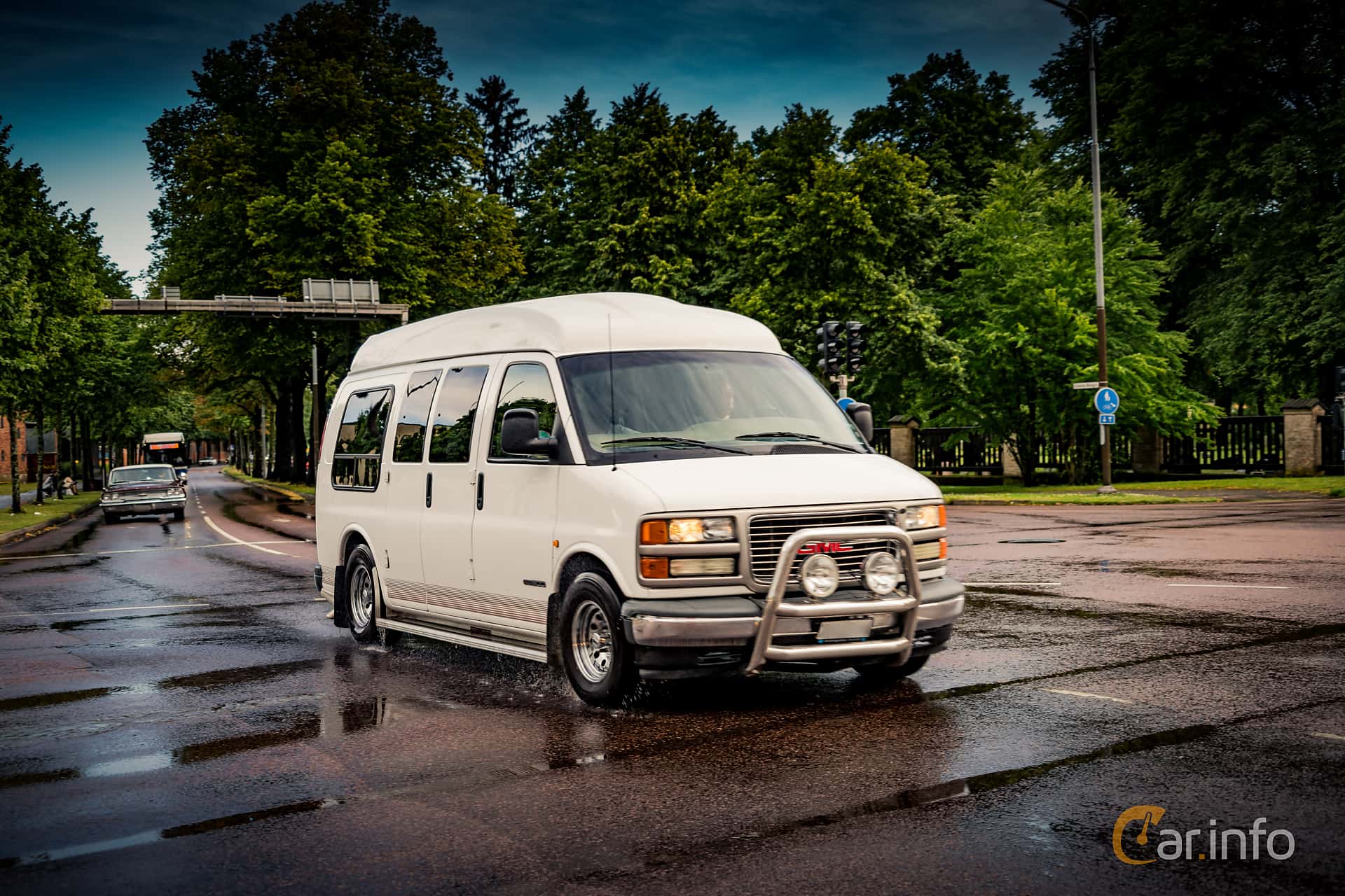 GMC Savana G1500 Conversion Van 5.7 V8 Hydra-Matic, 248hp, 2002