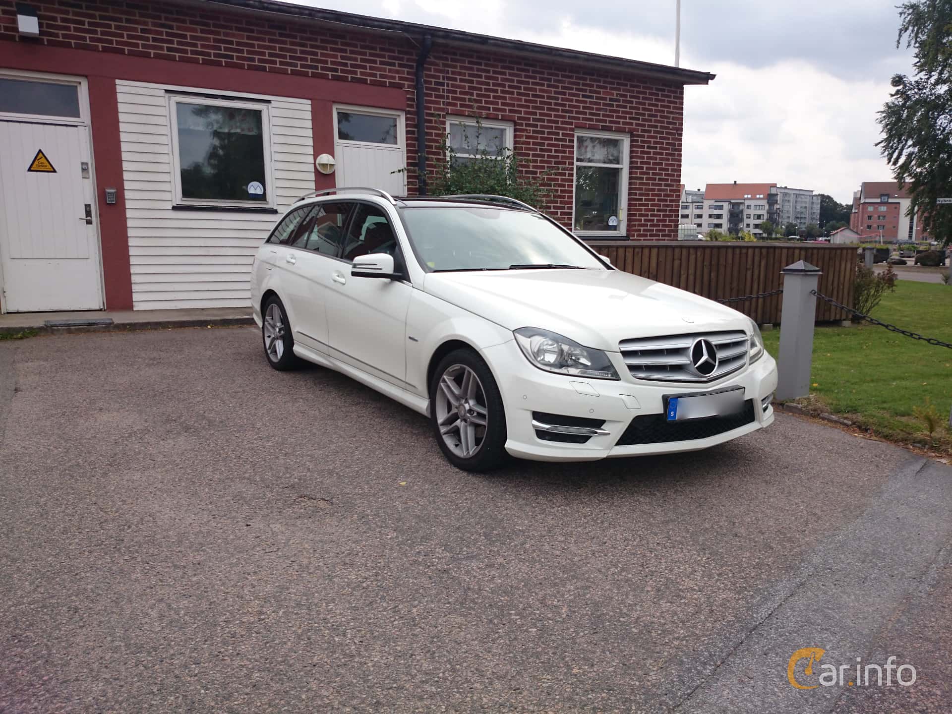 Mercedes-Benz C 180 T BlueEFFICIENCY  156hp, 2011