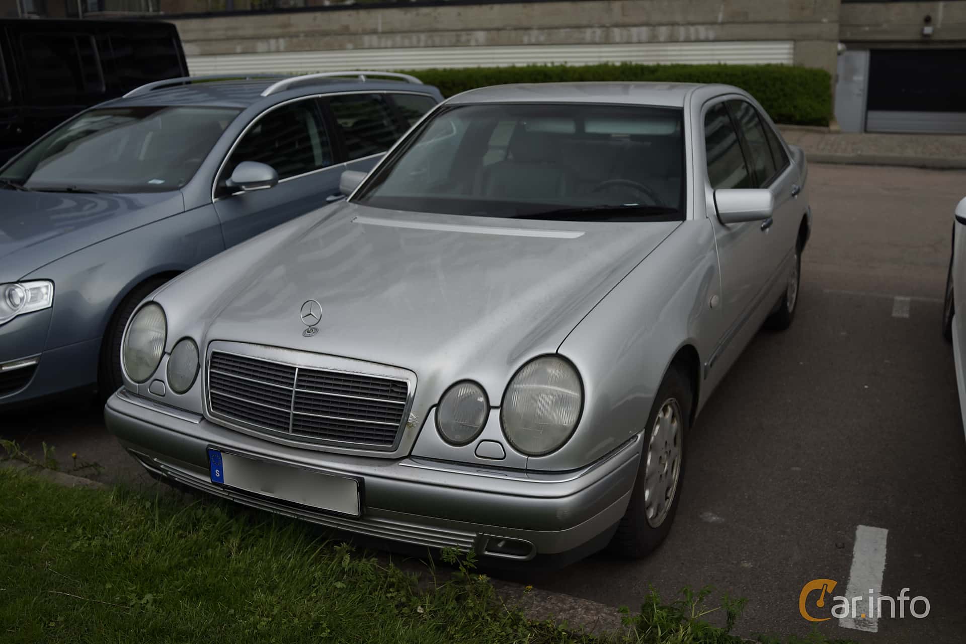 Mercedes-Benz E 240 Automatic, 5-speed