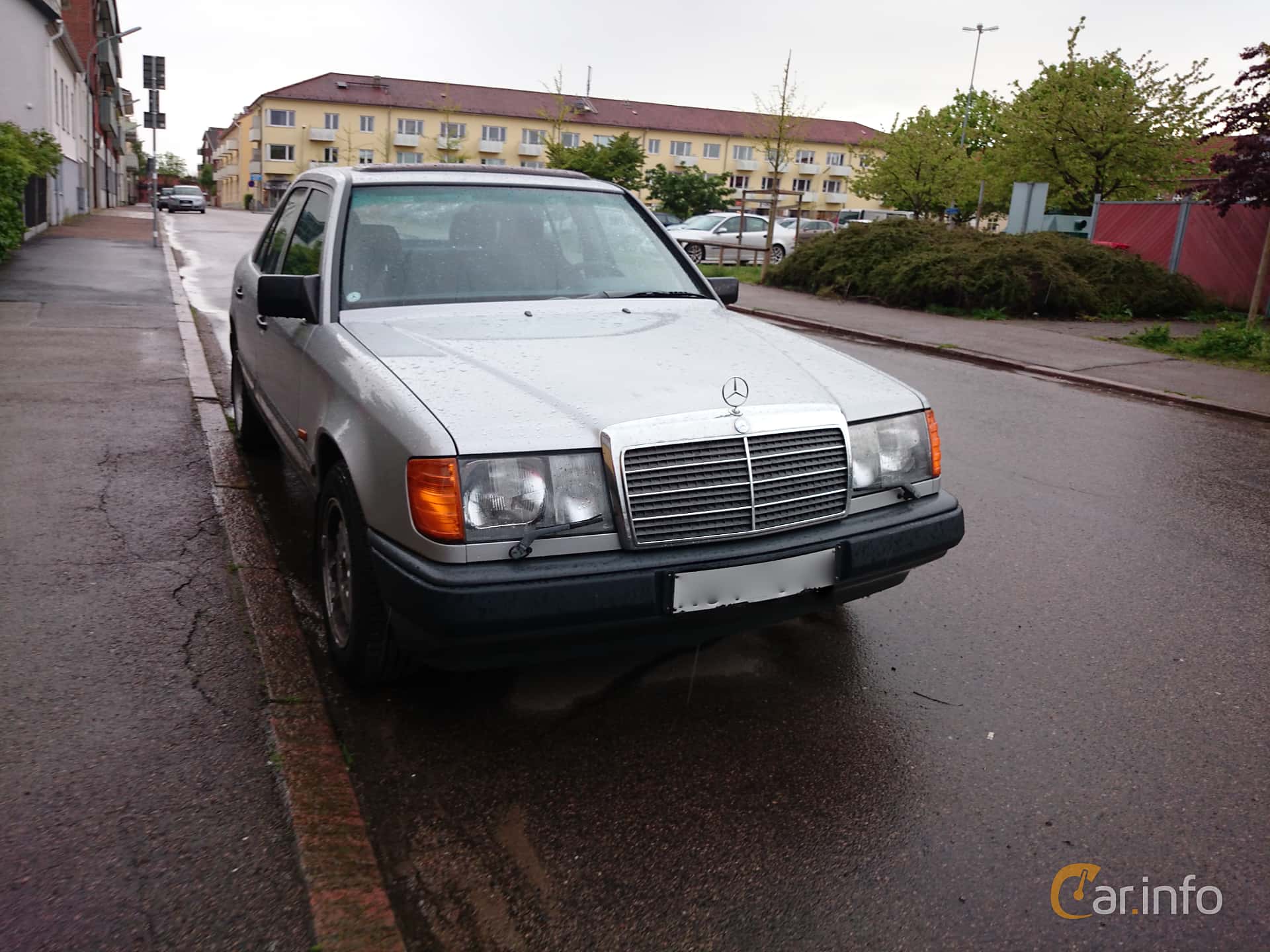 Mercedes-Benz 200  Automatic, 105hp, 1988