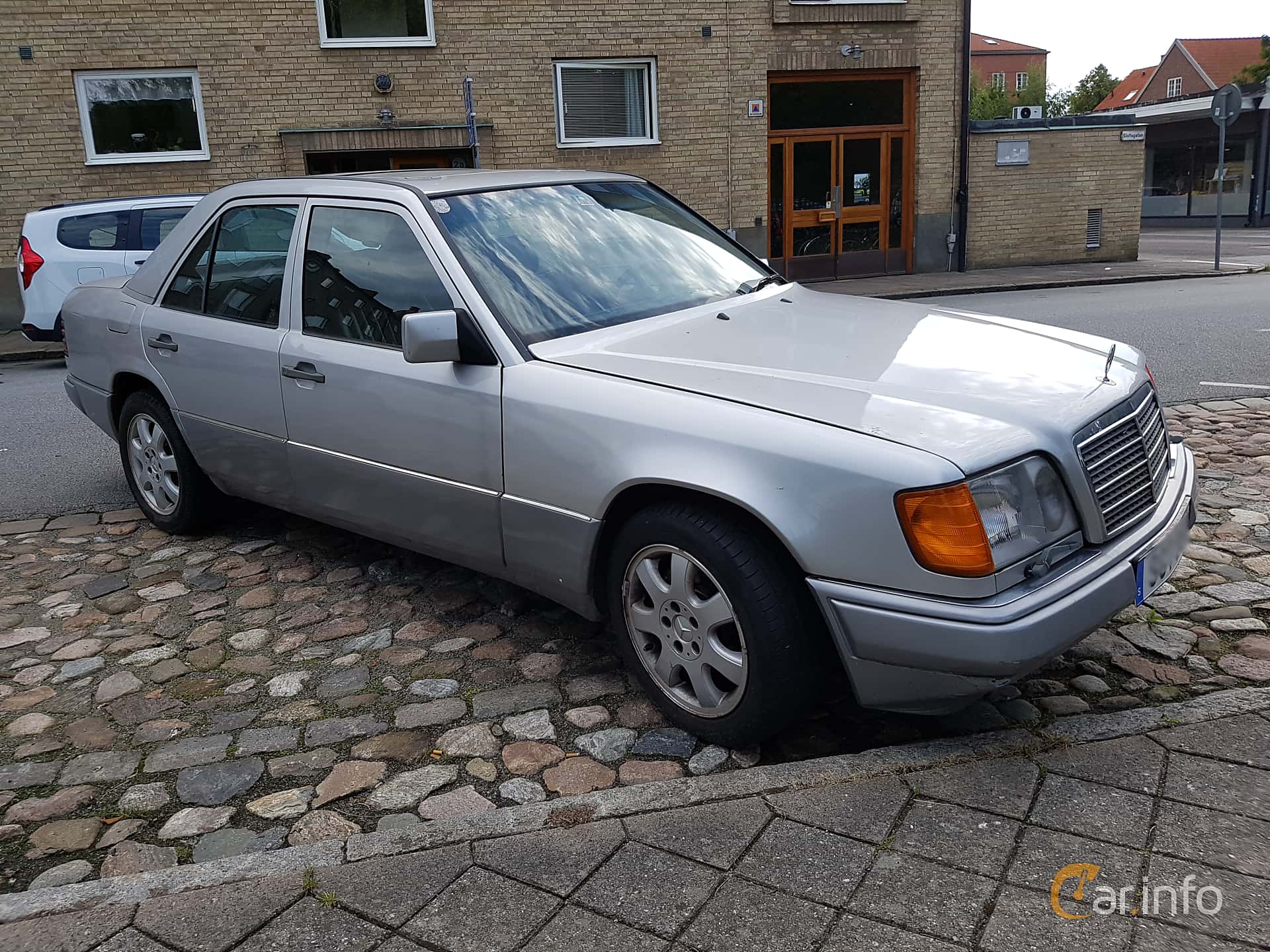 Mercedes-Benz 300 D  Automatic, 109hp, 1989