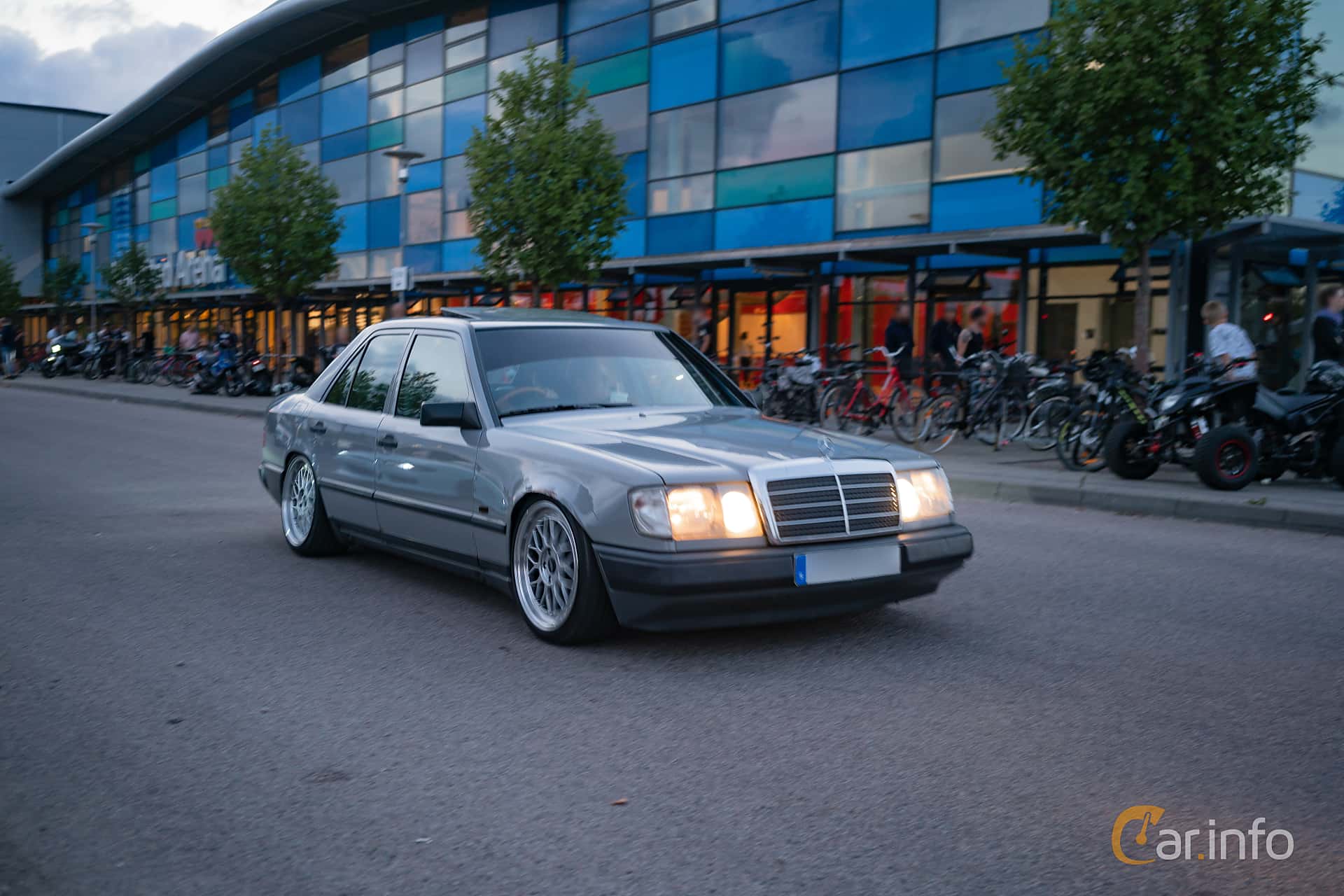 Mercedes-Benz 200  Manual, 109hp, 1989