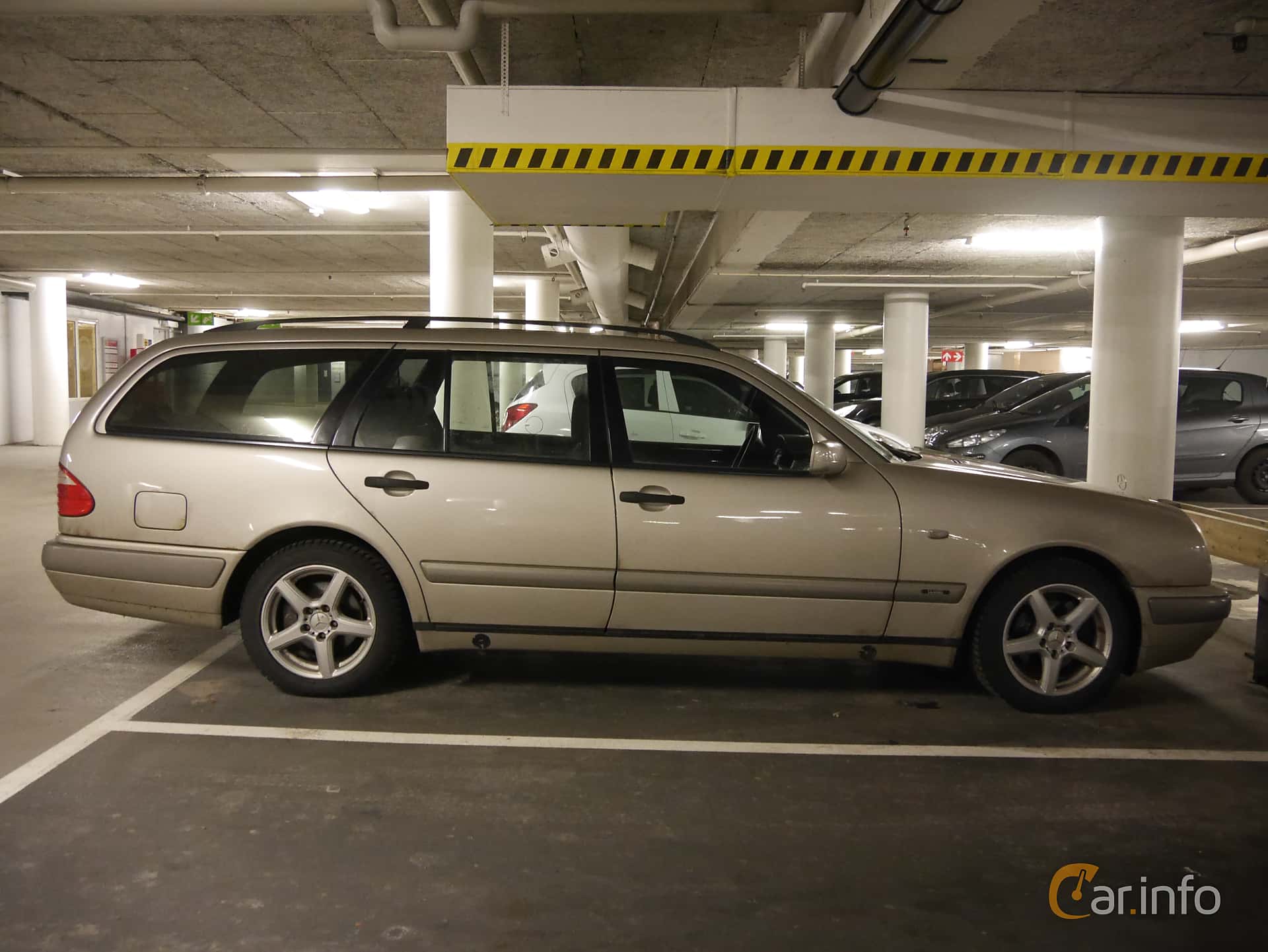 Mercedes-Benz E 240 T  Manual, 170hp, 1999