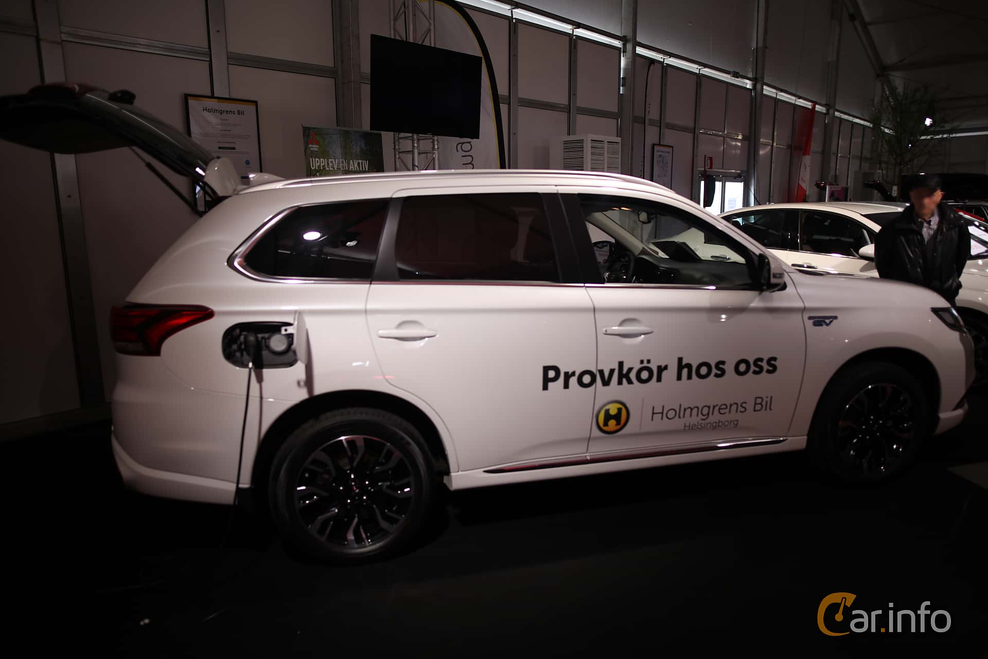 Mitsubishi Outlander P-HEV 2.0 Hybrid 4WD CVT, 203hp, 2016