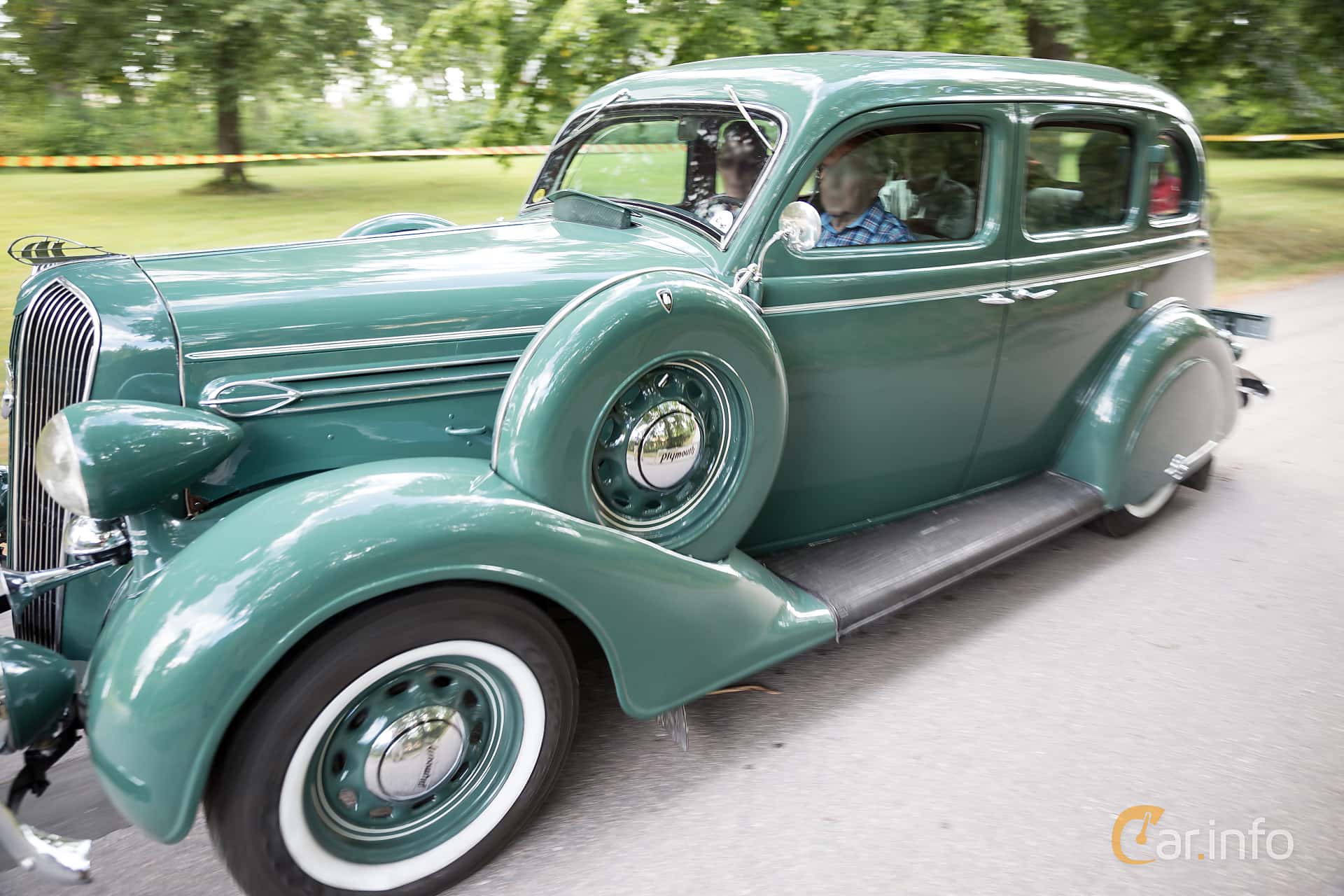 Plymouth Deluxe 4-door Sedan 3.3 Manual, 82hp, 1936