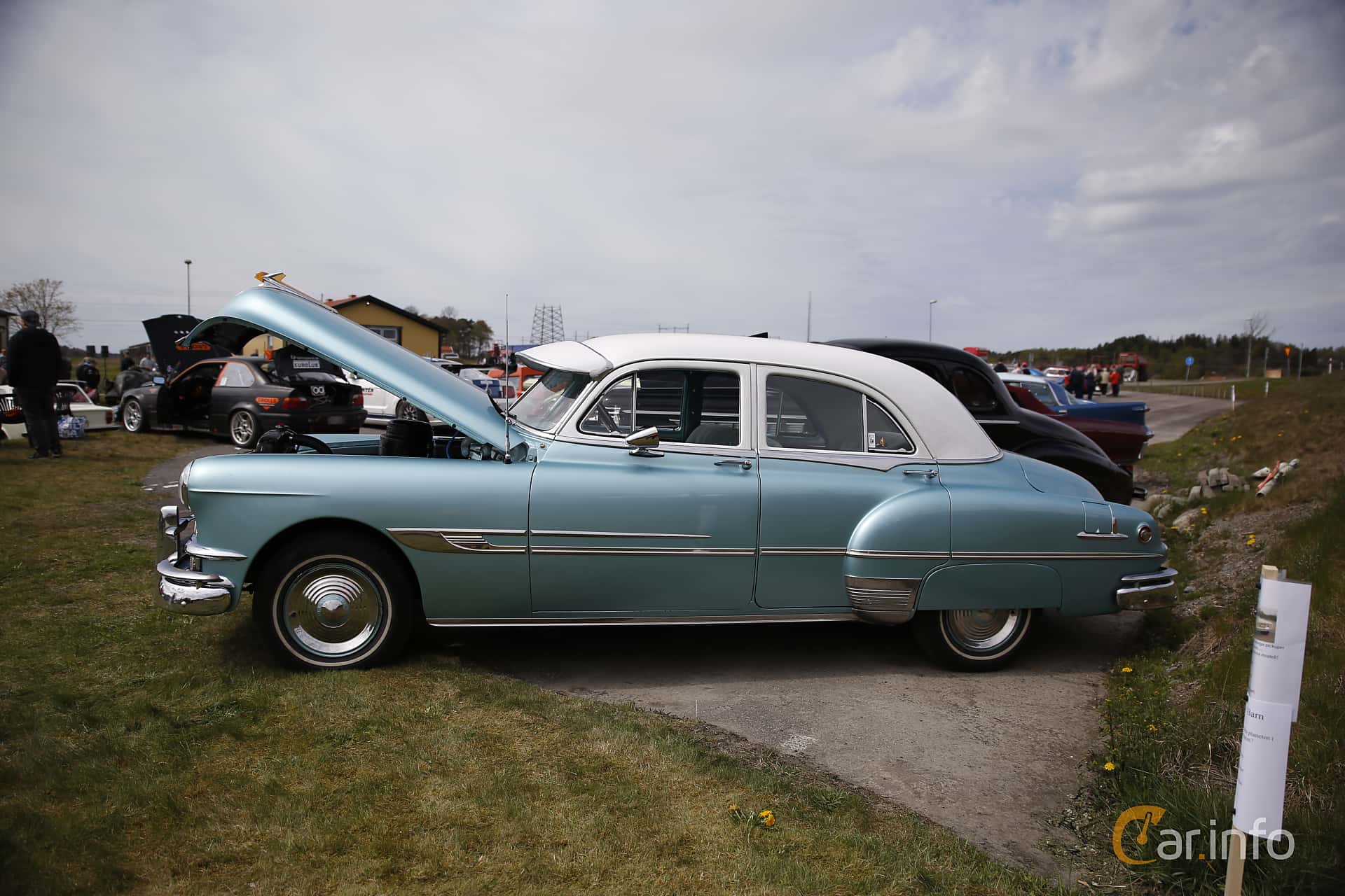 Pontiac Chieftain 4-door Sedan 4.4 Manual, 120hp, 1952