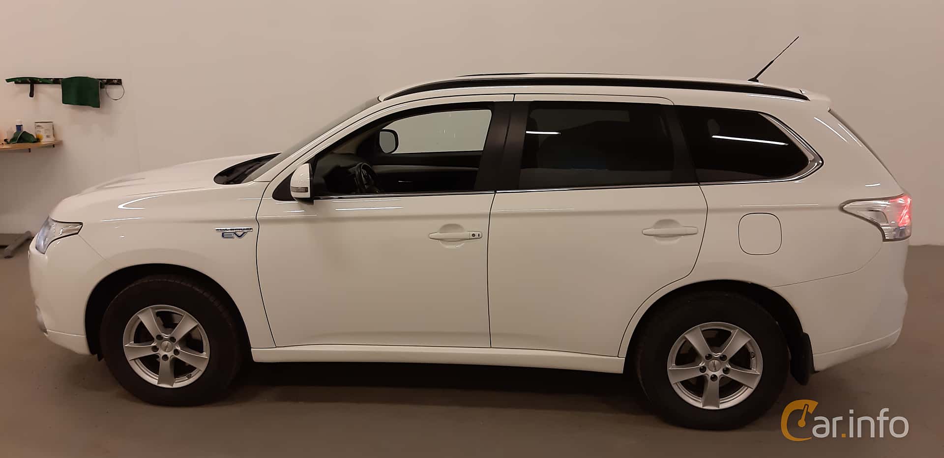 Mitsubishi Outlander P-HEV 2.0 Hybrid 4WD CVT, 203hp, 2014