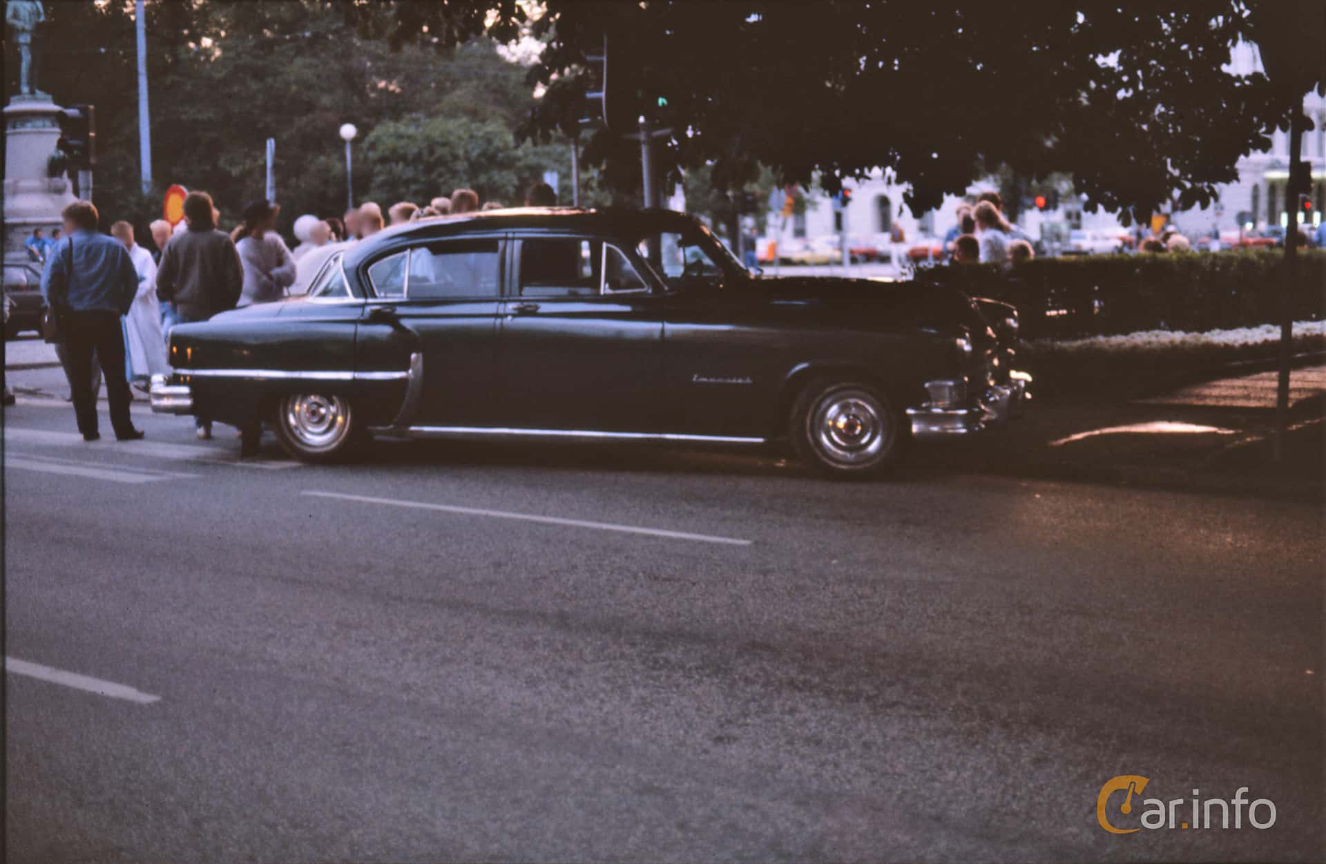Chrysler Custom Imperial Sedan 5.4 V8 Semi-Automatic, 182hp, 1953