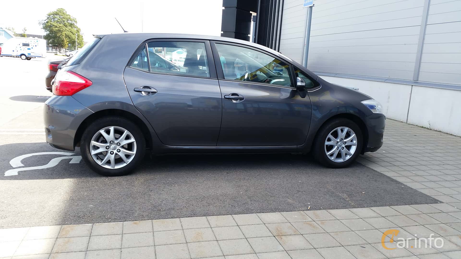 Toyota Auris 5-door 1.6  132hp, 2012