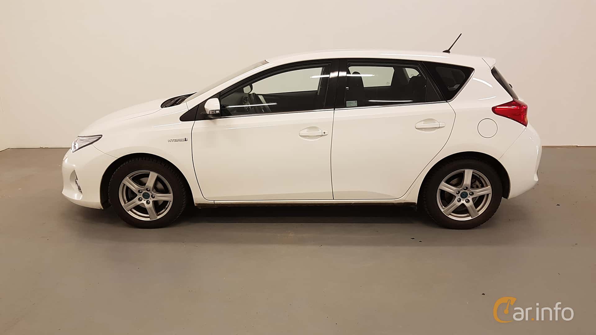 Toyota Auris Hybrid 1.8 VVT-i + 3JM CVT, 136hp, 2014