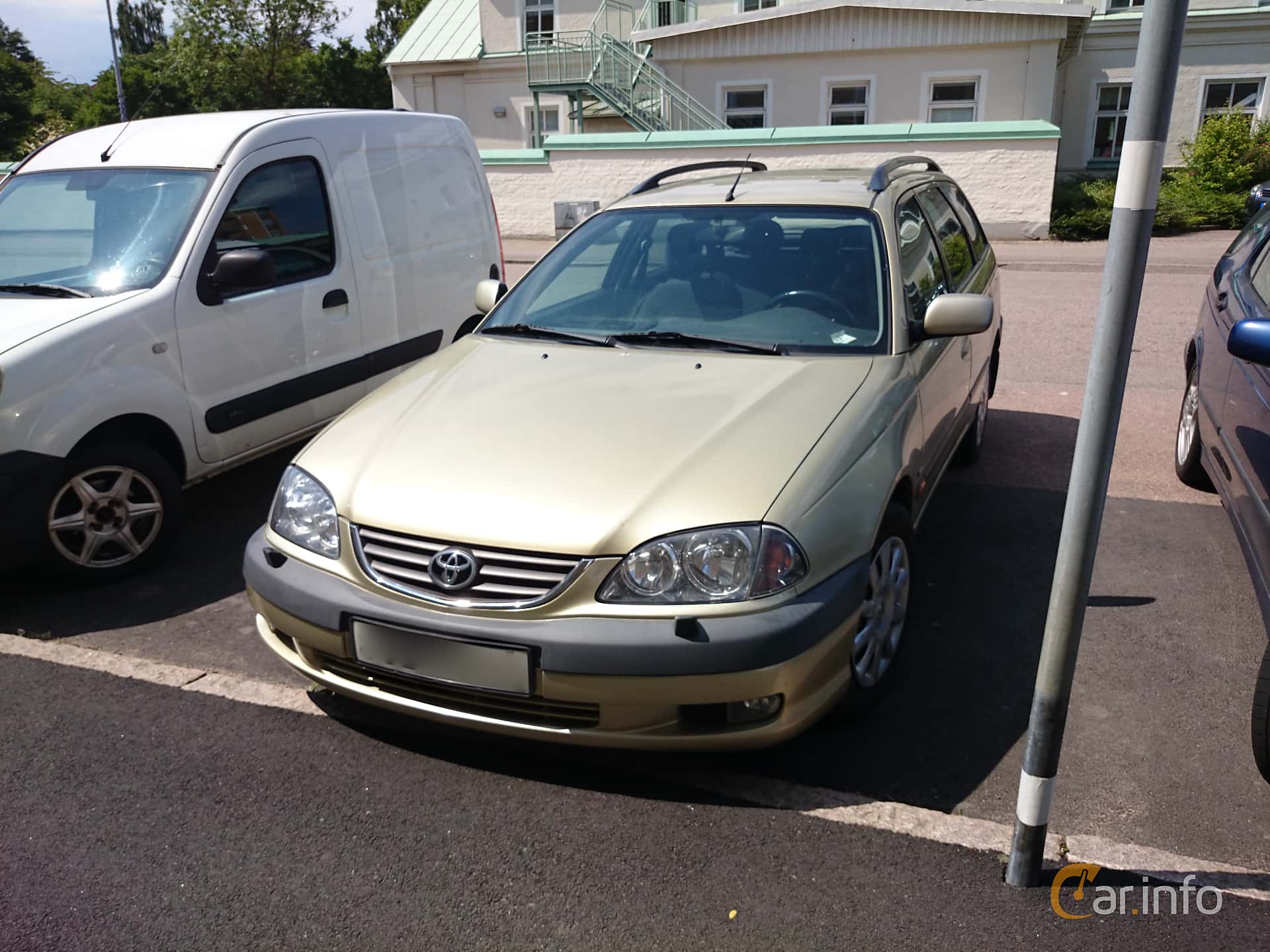 Toyota Avensis Combi 1.8 VVT-i Manual, 129hp, 2001