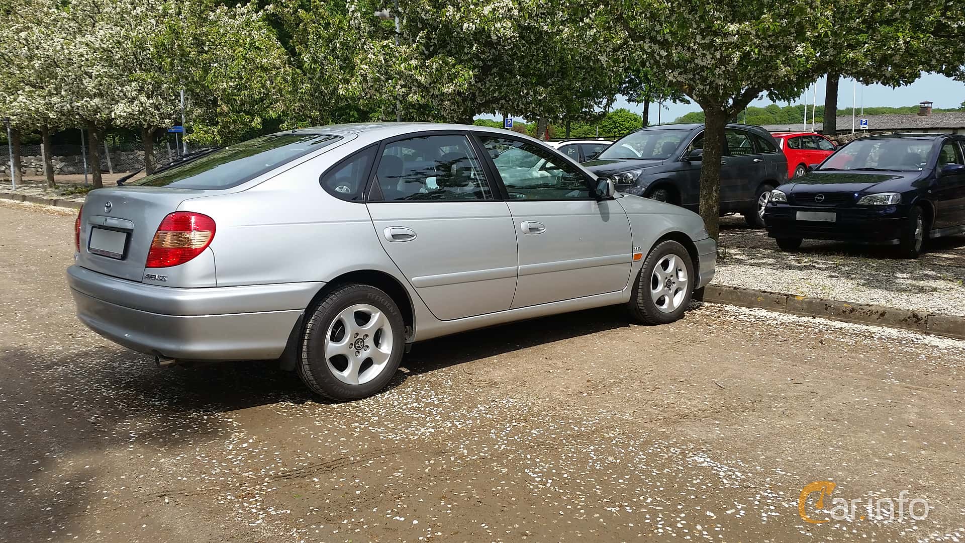 Toyota Avensis Liftback 1.8 VVT-i Manual, 129hp, 2002