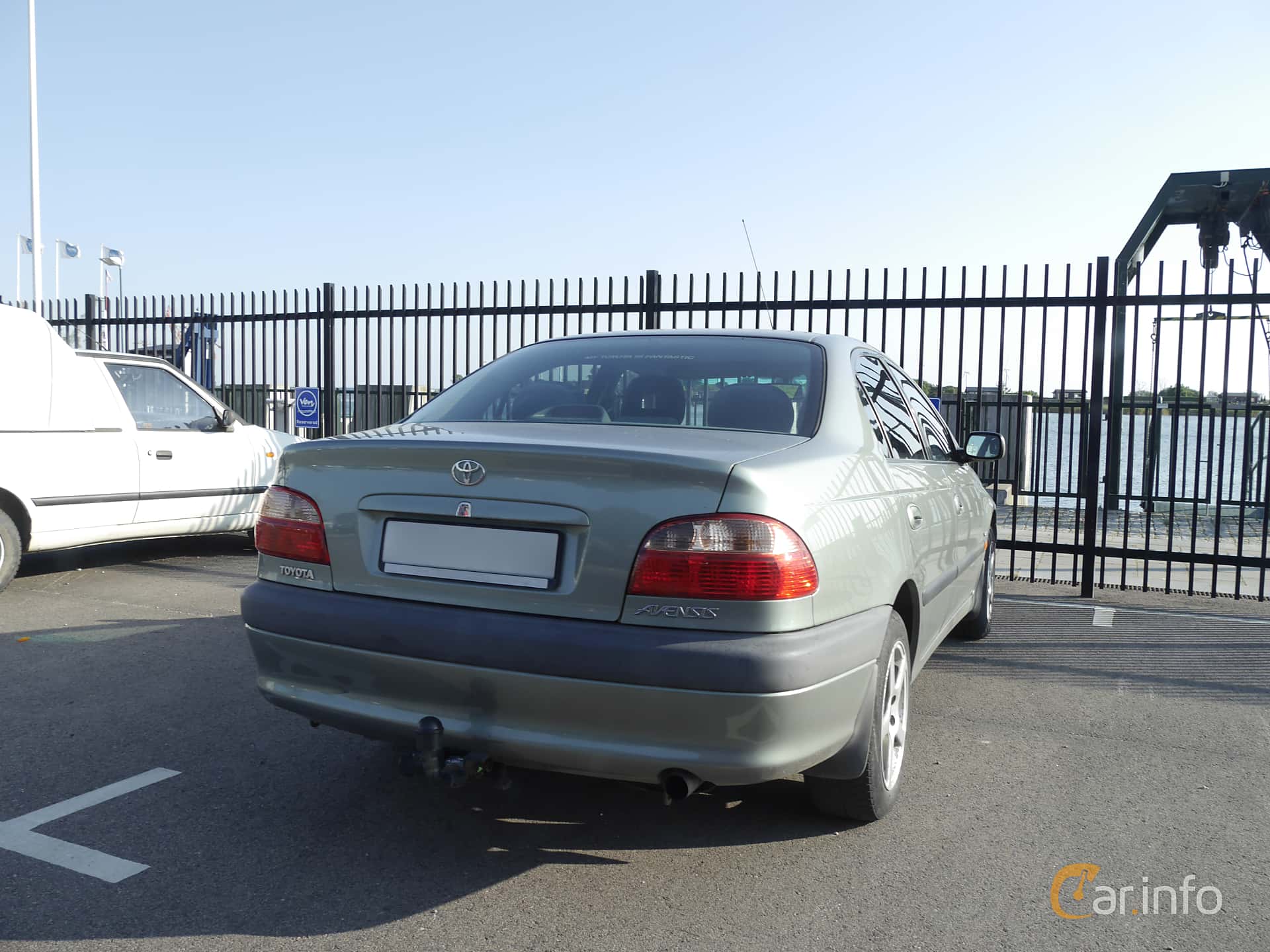 Toyota Avensis Sedan 1.8 VVT-i Manual, 129hp, 2002