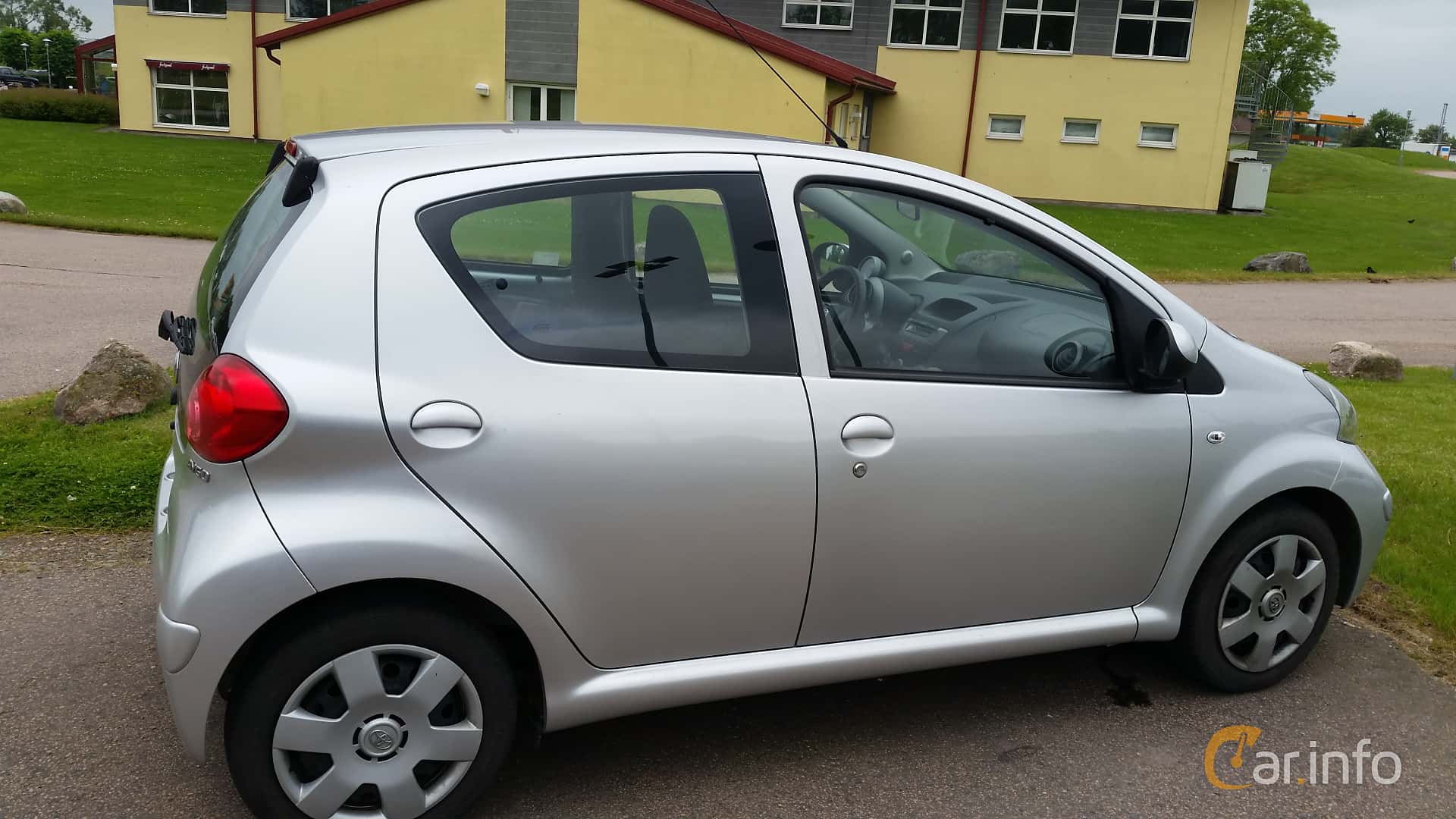 Toyota Aygo 5-door 1st Generation 1.0 VVT-i MultiMode Manual