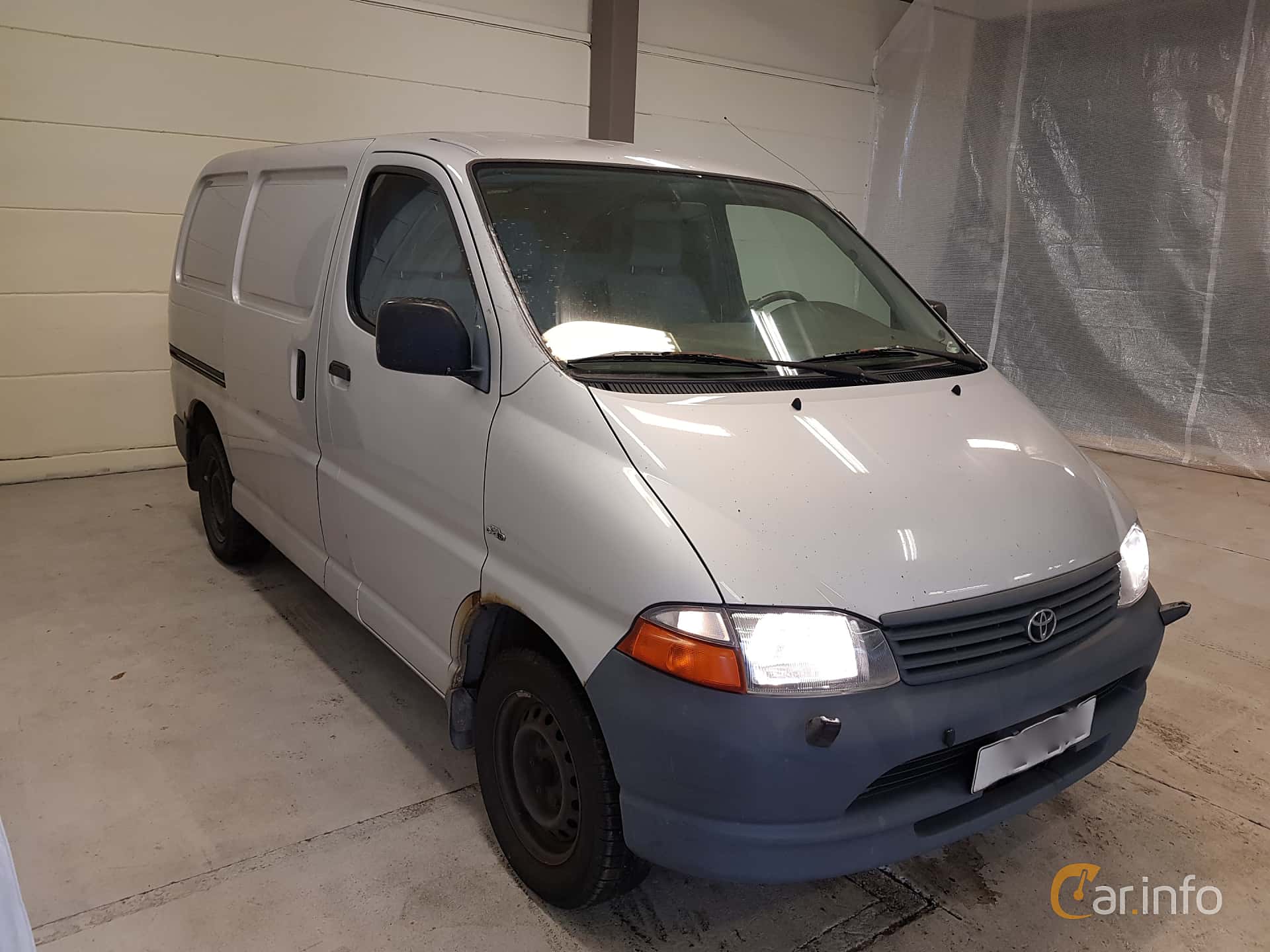 Toyota HiAce Van 2.5 Manual, 102hp, 2003