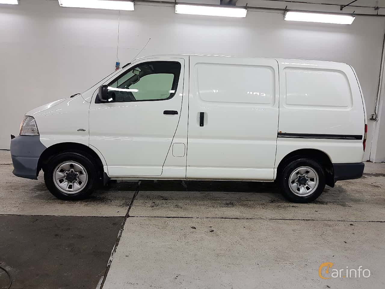Toyota HiAce Van 2.5 4WD Manual, 117hp, 2009