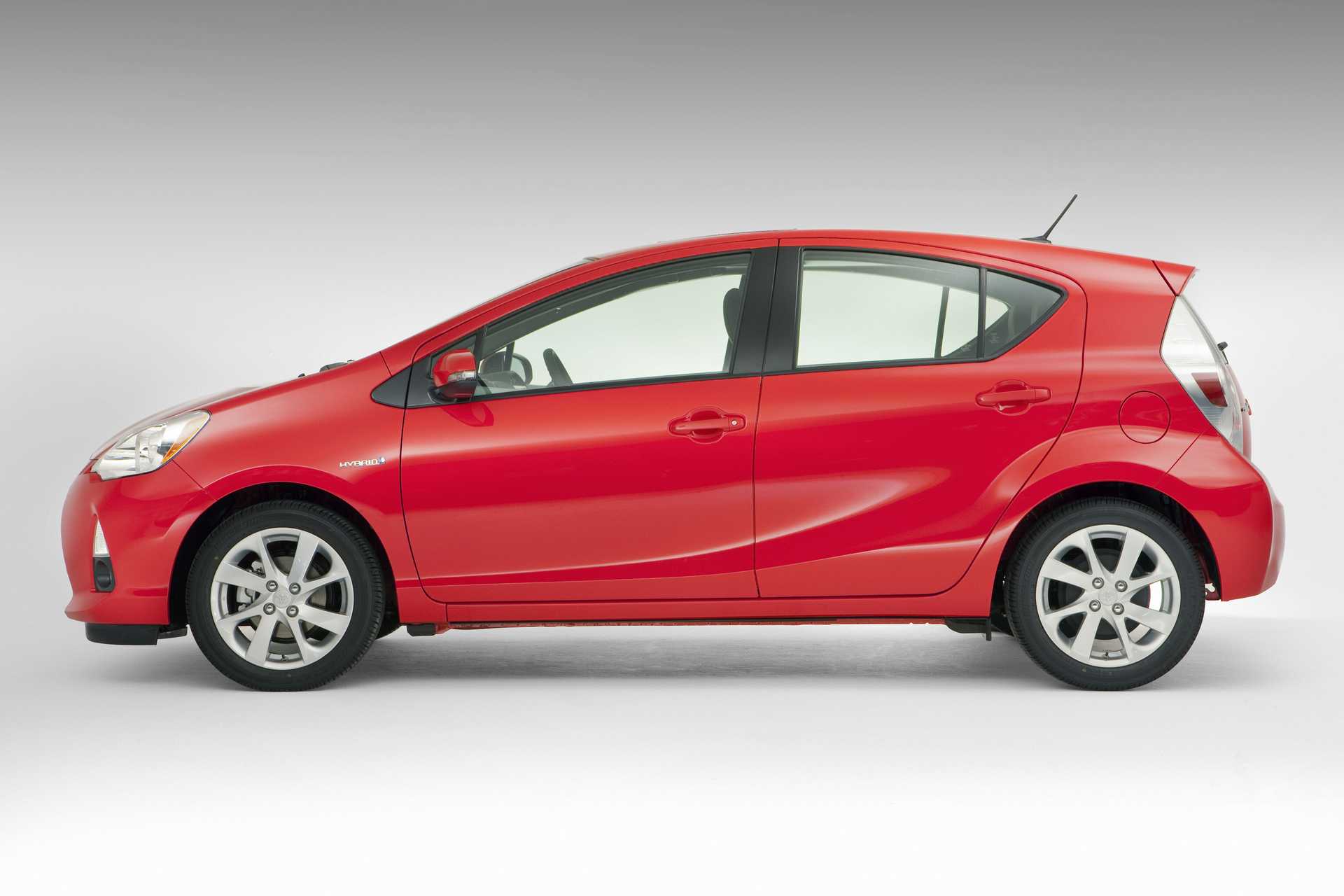 Toyota Prius c 1.5 VVT-i HSD  CVT, 101hp, 2016