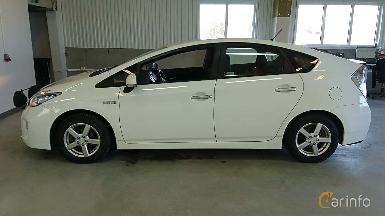 Toyota Prius Plug-in Hybrid 1.8 VVT-i + 3JM Plug-in CVT, 136hp, 2015
