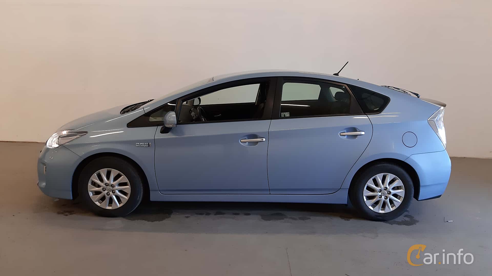 Toyota Prius Plug-in Hybrid 1.8 VVT-i + 3JM Plug-in CVT, 136hp, 2016