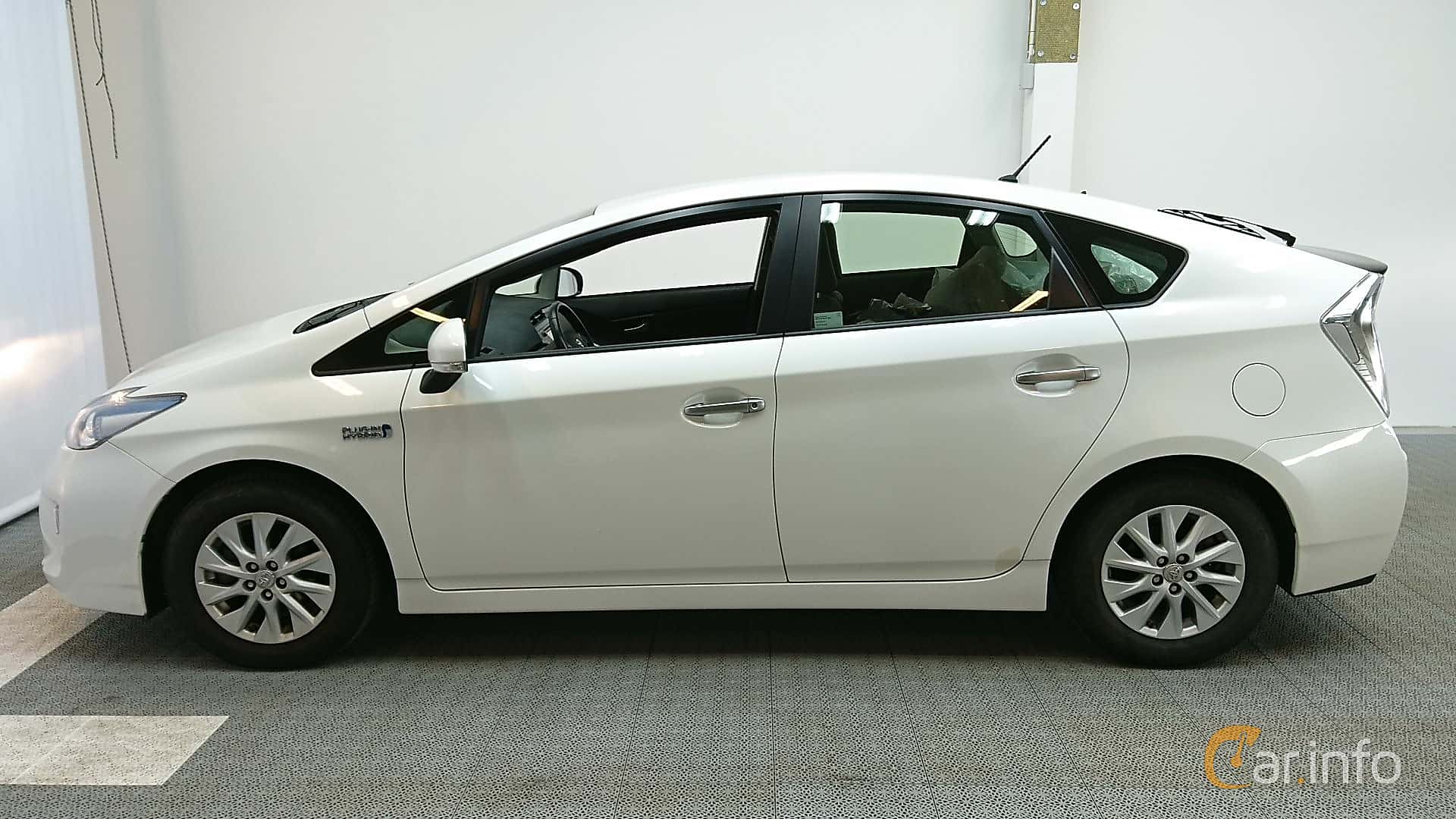 Toyota Prius Plug-in Hybrid 1.8 VVT-i + 3JM Plug-in CVT, 136hp, 2014