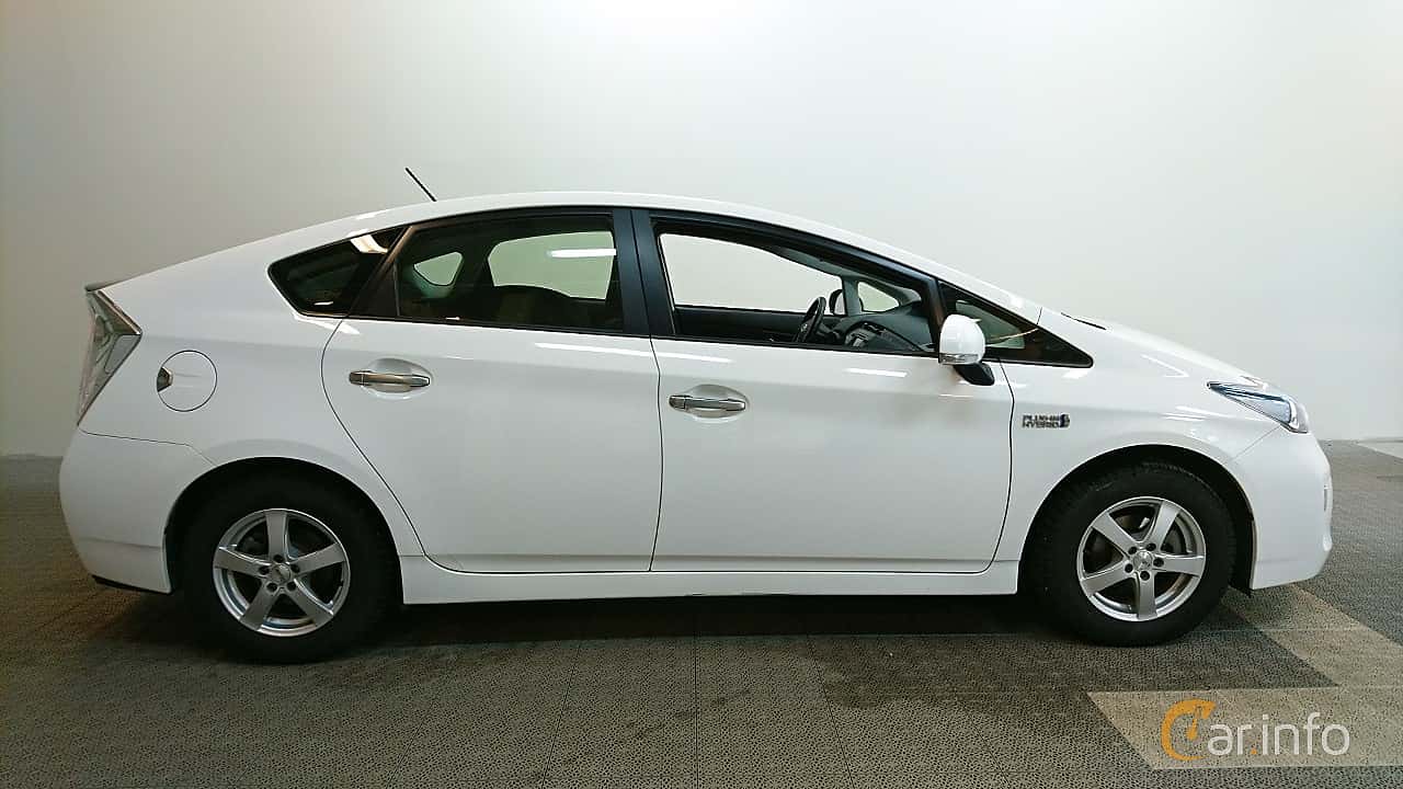 Toyota Prius Plug-in Hybrid 1.8 VVT-i + 3JM Plug-in CVT, 136hp, 2013