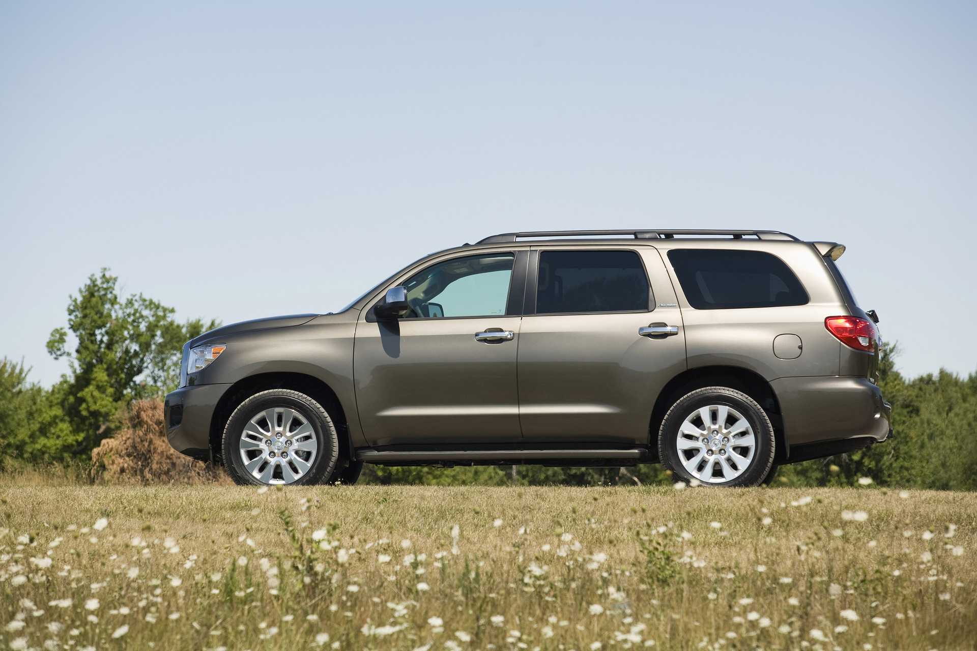 Toyota Sequoia 5.7 V8 4WD Automatic, 386hp, 2016