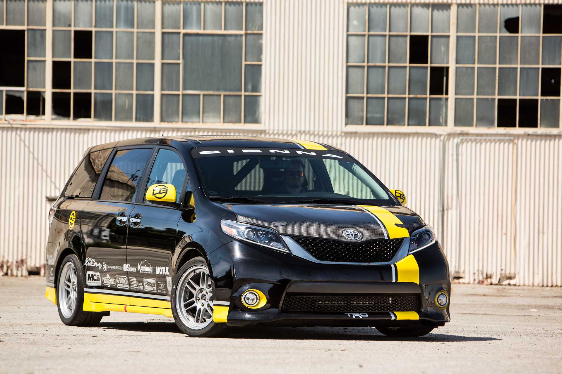 Toyota Sienna R-Tuned 3.5 V6 Automatic, 269hp, 2015