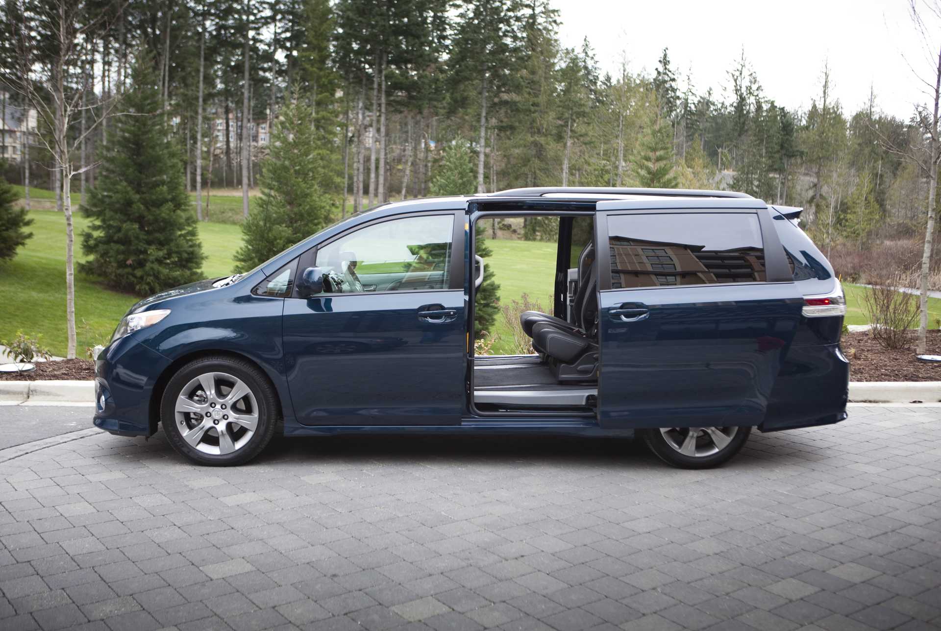 Toyota Sienna 2.7 Automatic, 189hp, 2012