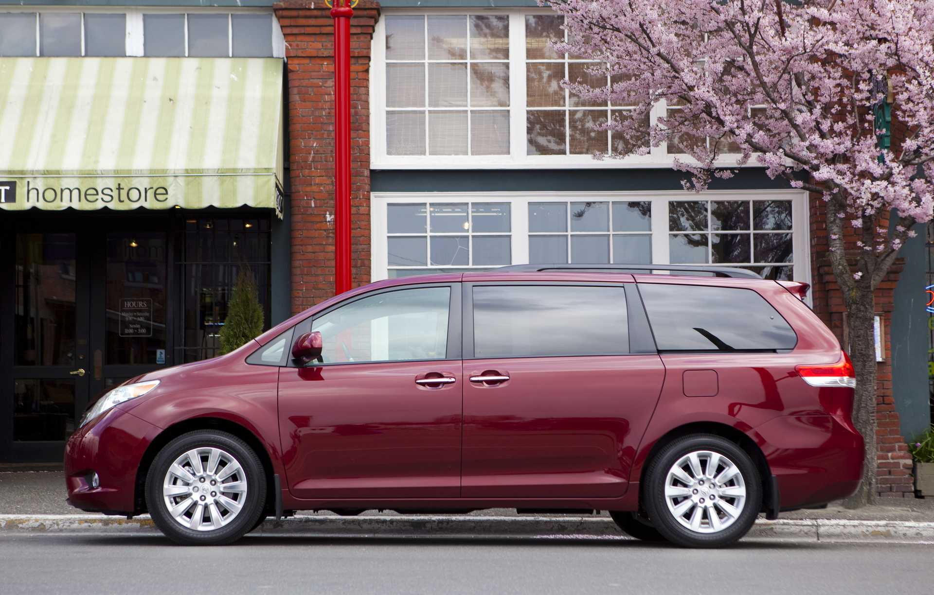 Toyota Sienna 3.5 V6 AWD Automatic, 269hp, 2014