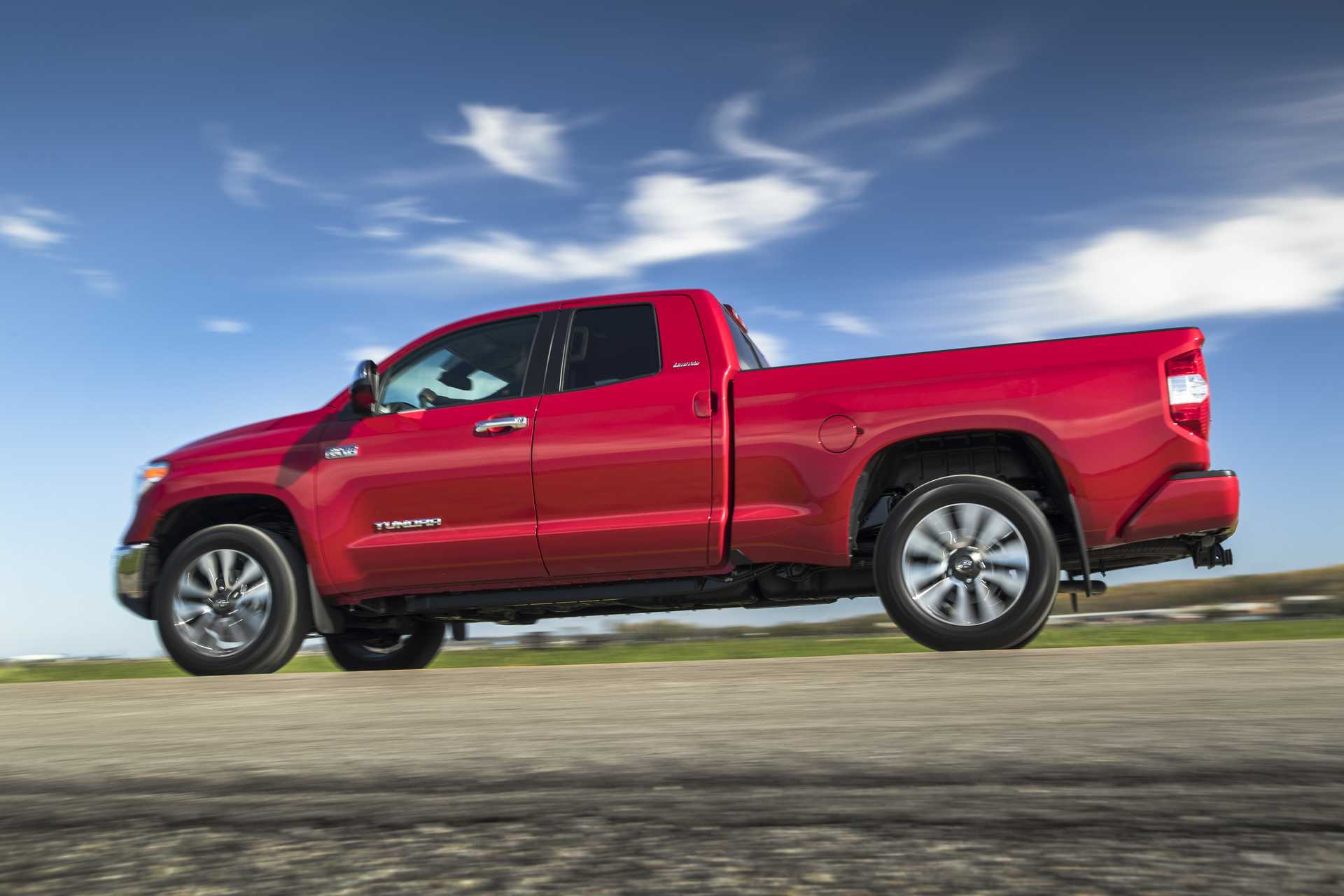 Toyota Tundra Double Cab 5.7 V8 4WD Automatic, 381hp, 2019