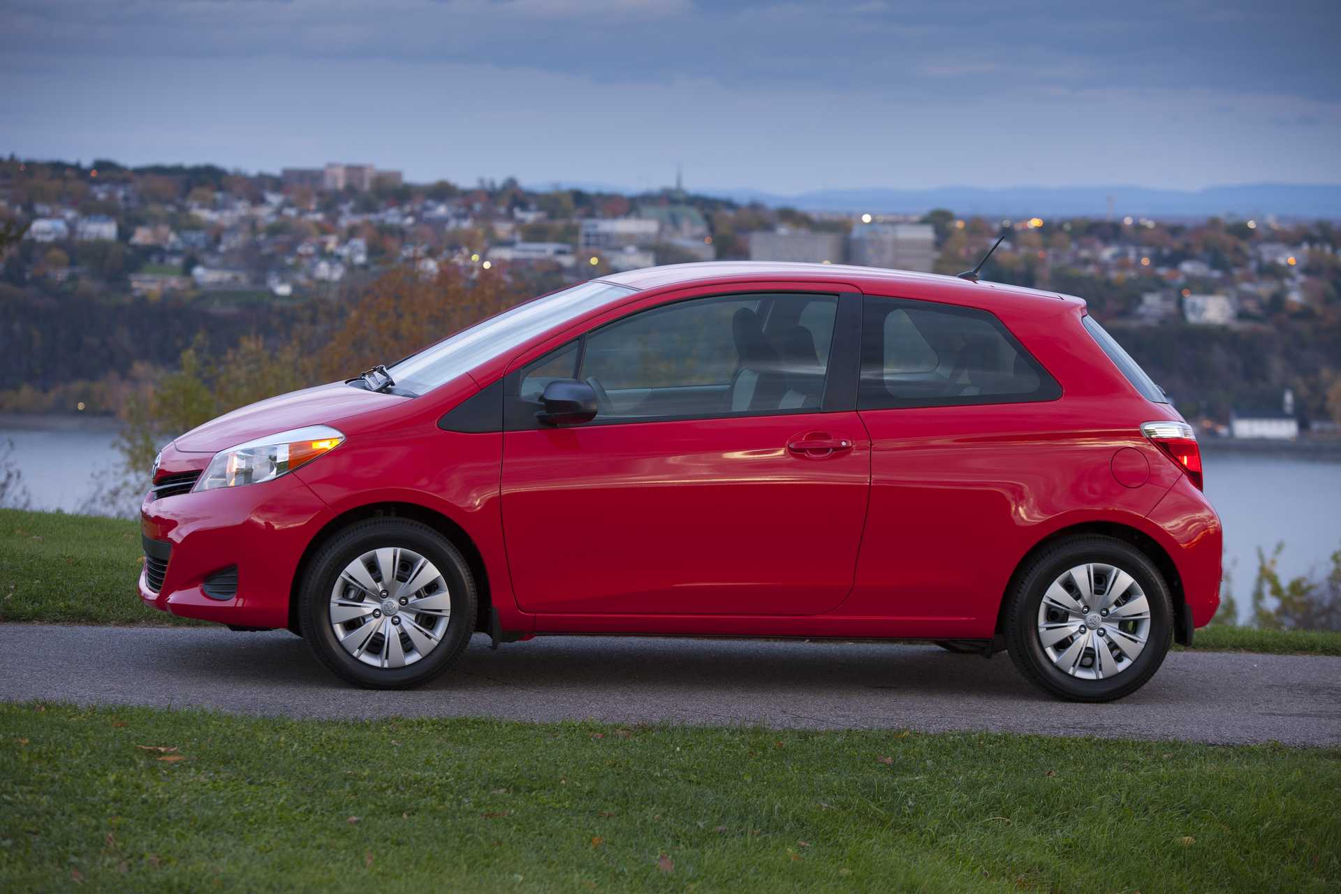 Toyota Yaris 3-door 1.0 VVT-i Manual, 69hp, 2014