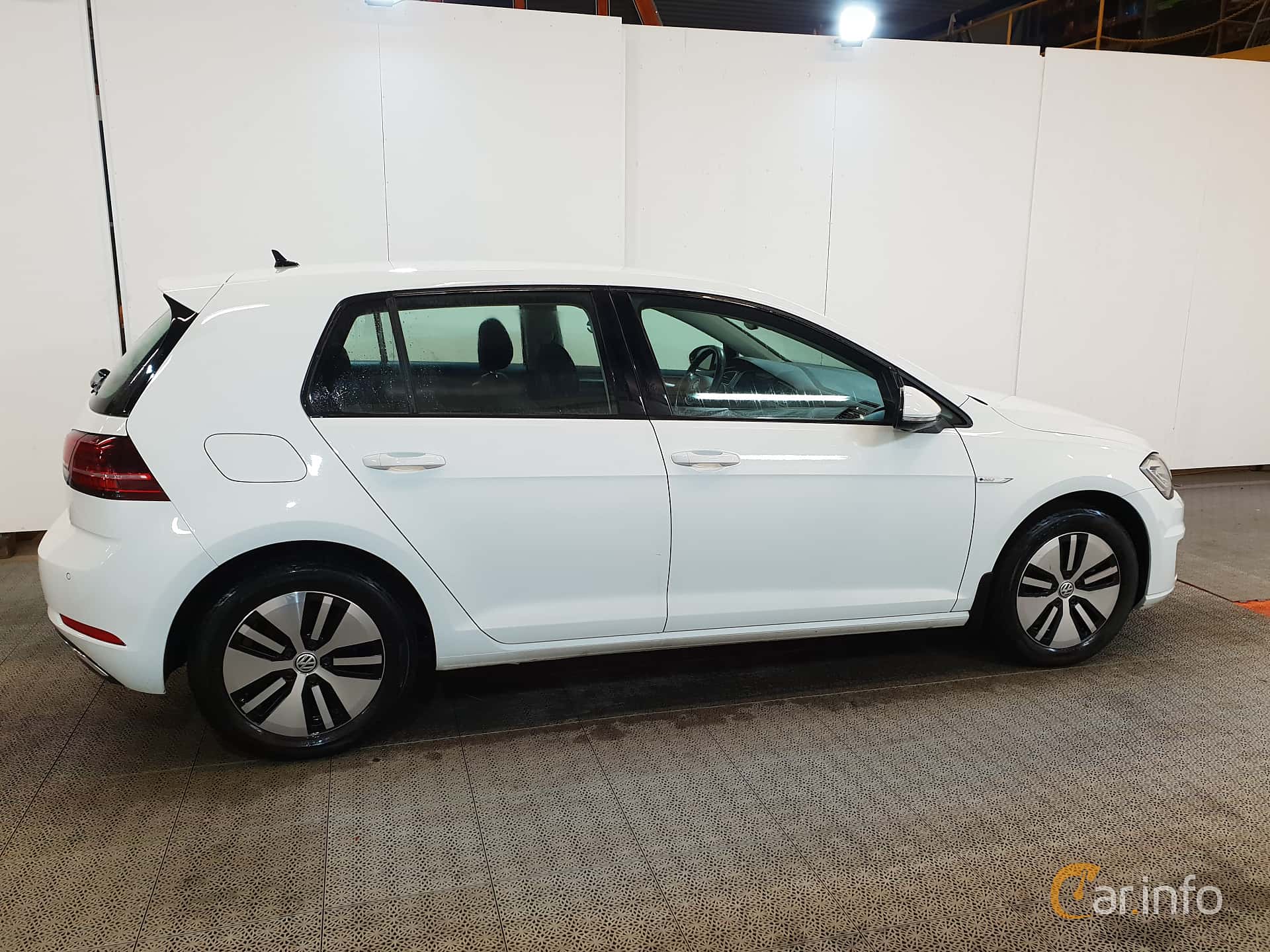 Volkswagen e-Golf 35.8 kWh Single Speed, 136hp, 2017