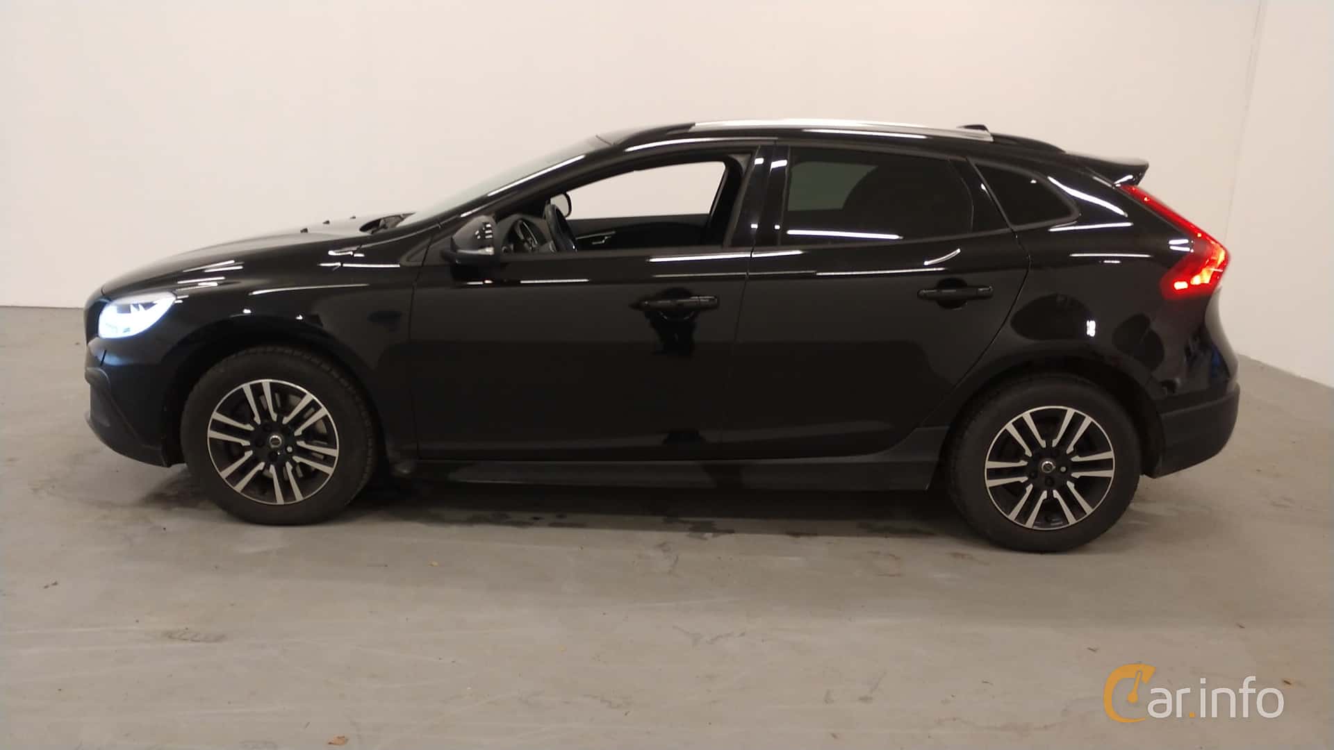 Volvo V40 Cross Country generation P1 Facelift D3 Manual, 6-speed