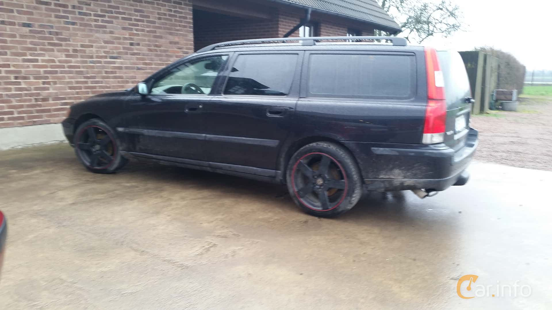 Volvo V70 generation P26 2.4