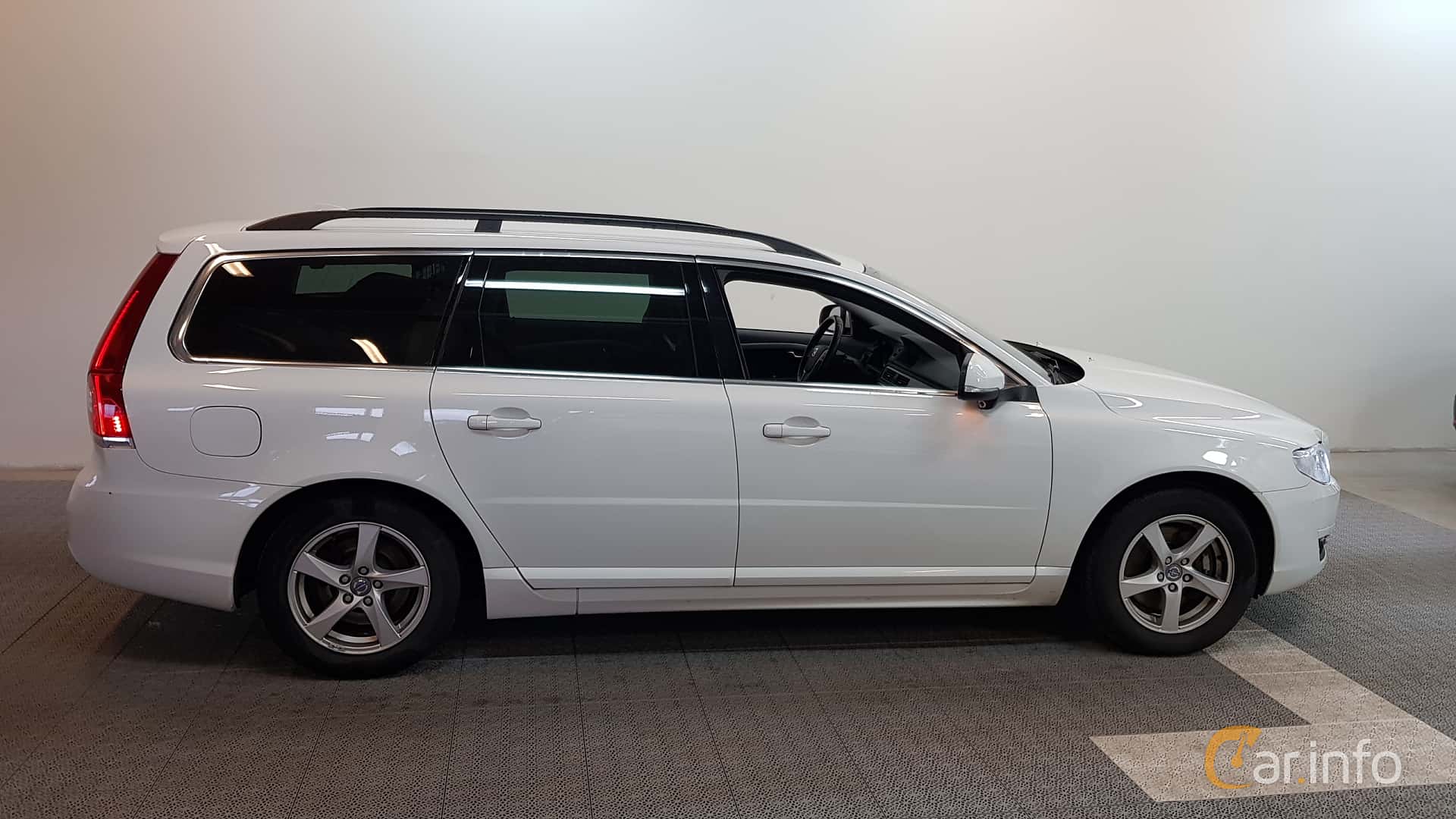 Volvo V70 generation 24 2nd Facelift 2.0 Bi-Fuel Manual, 6-speed